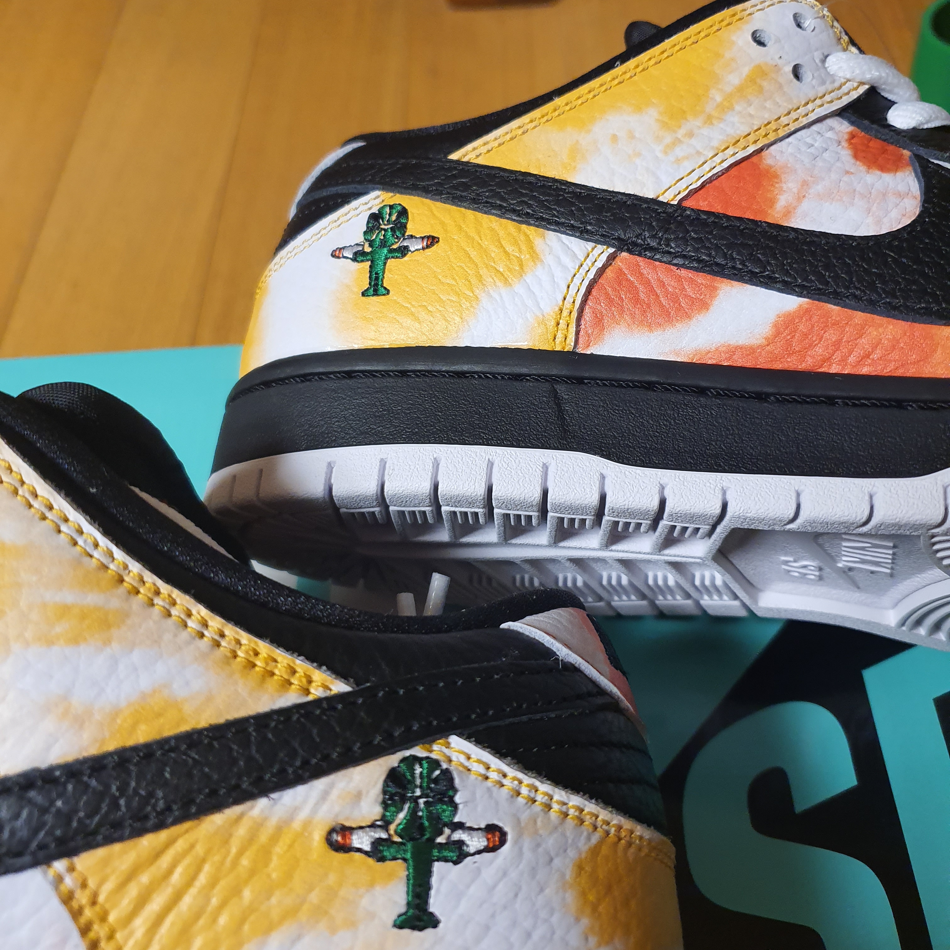 Nike SB Dunk Low Raygun Tie-Dye Black 착용 스타일 - 2