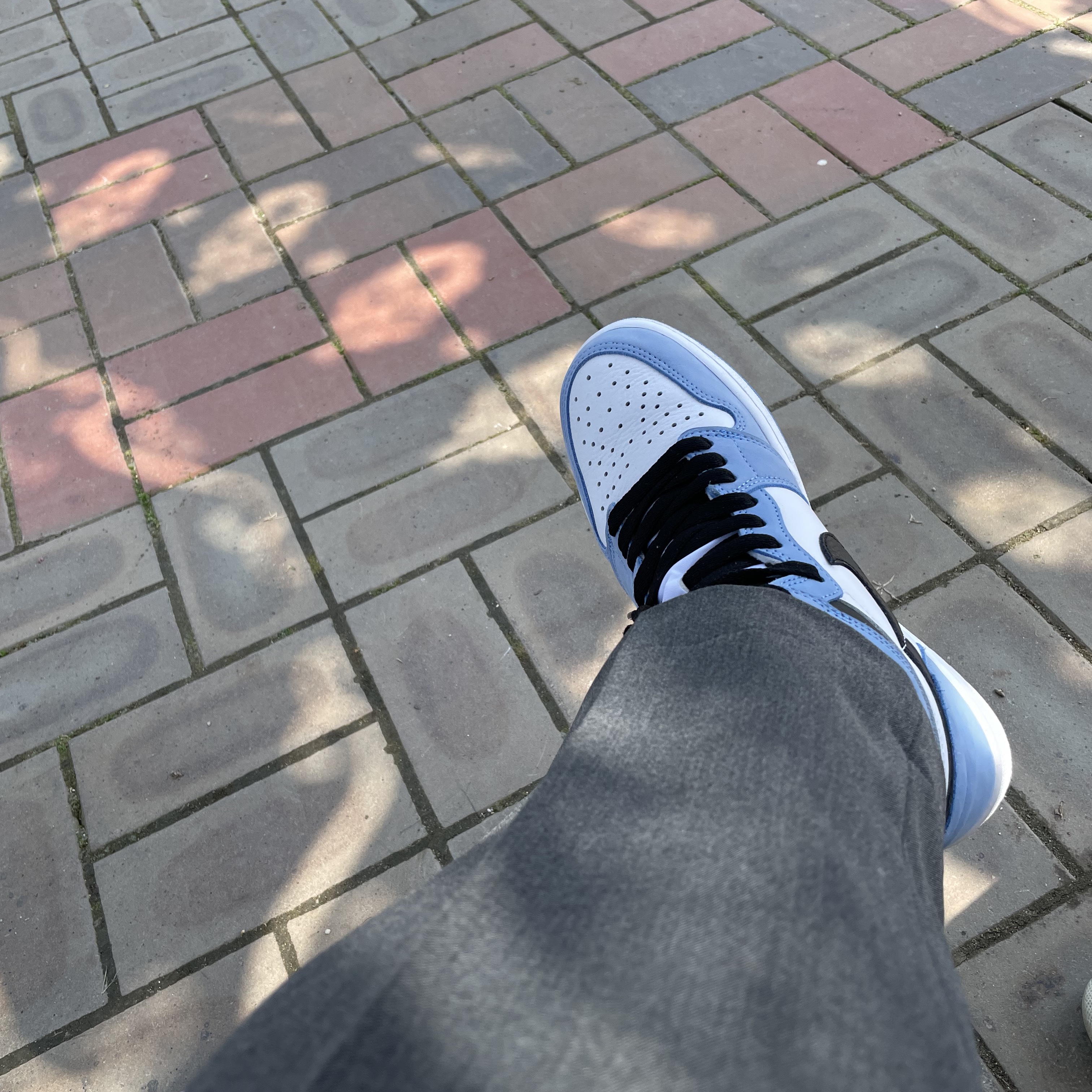 Jordan 1 Retro High OG University Blue 착용 스타일 - 1