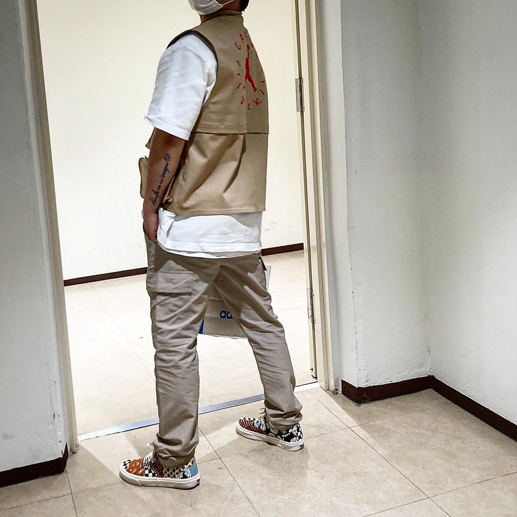 Jordan x Travis Scott Utility Vest - Asia, Vans Era Tiger Patchwork 착용 스타일