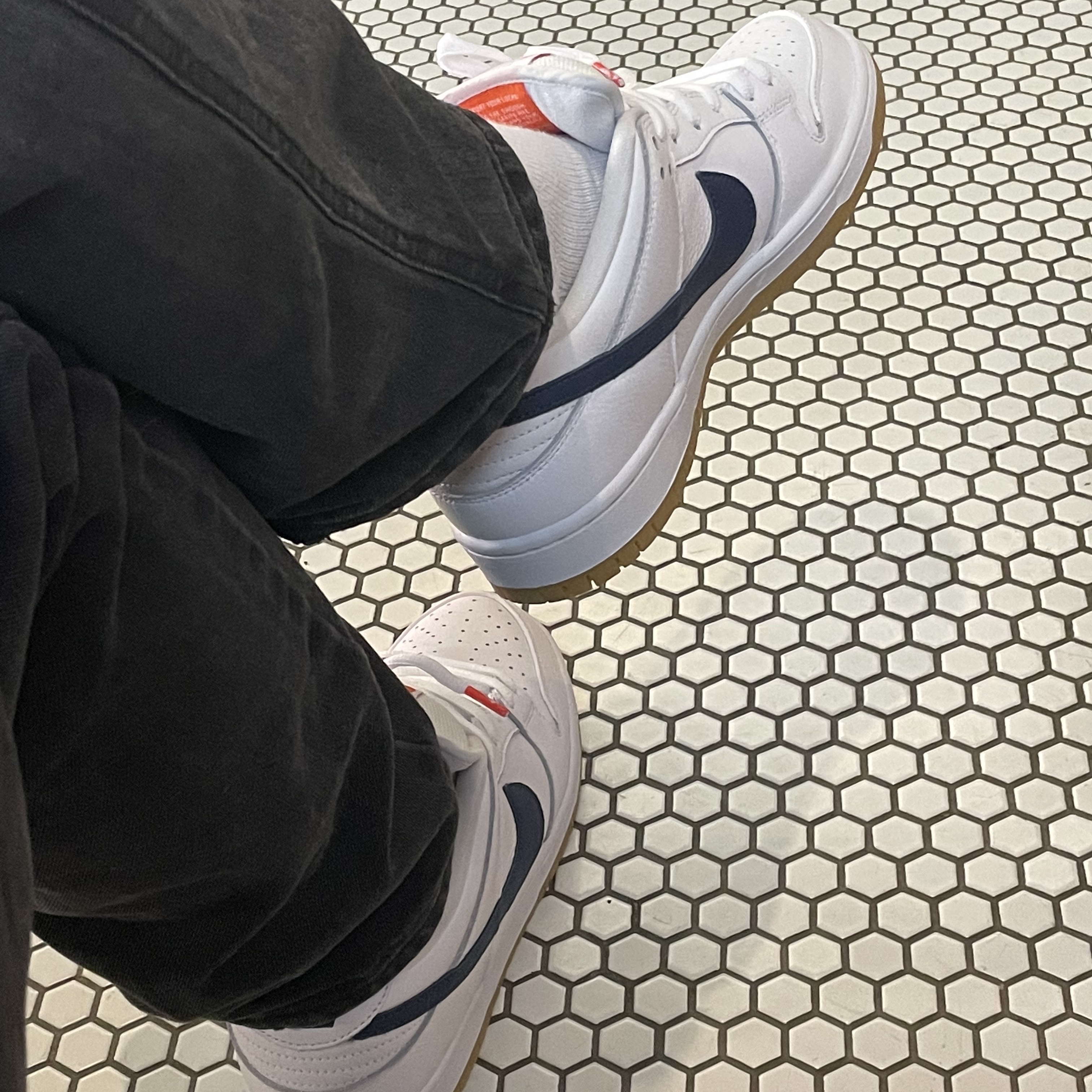 Nike SB Dunk Low Pro ISO Orange Label White Navy 착용 스타일