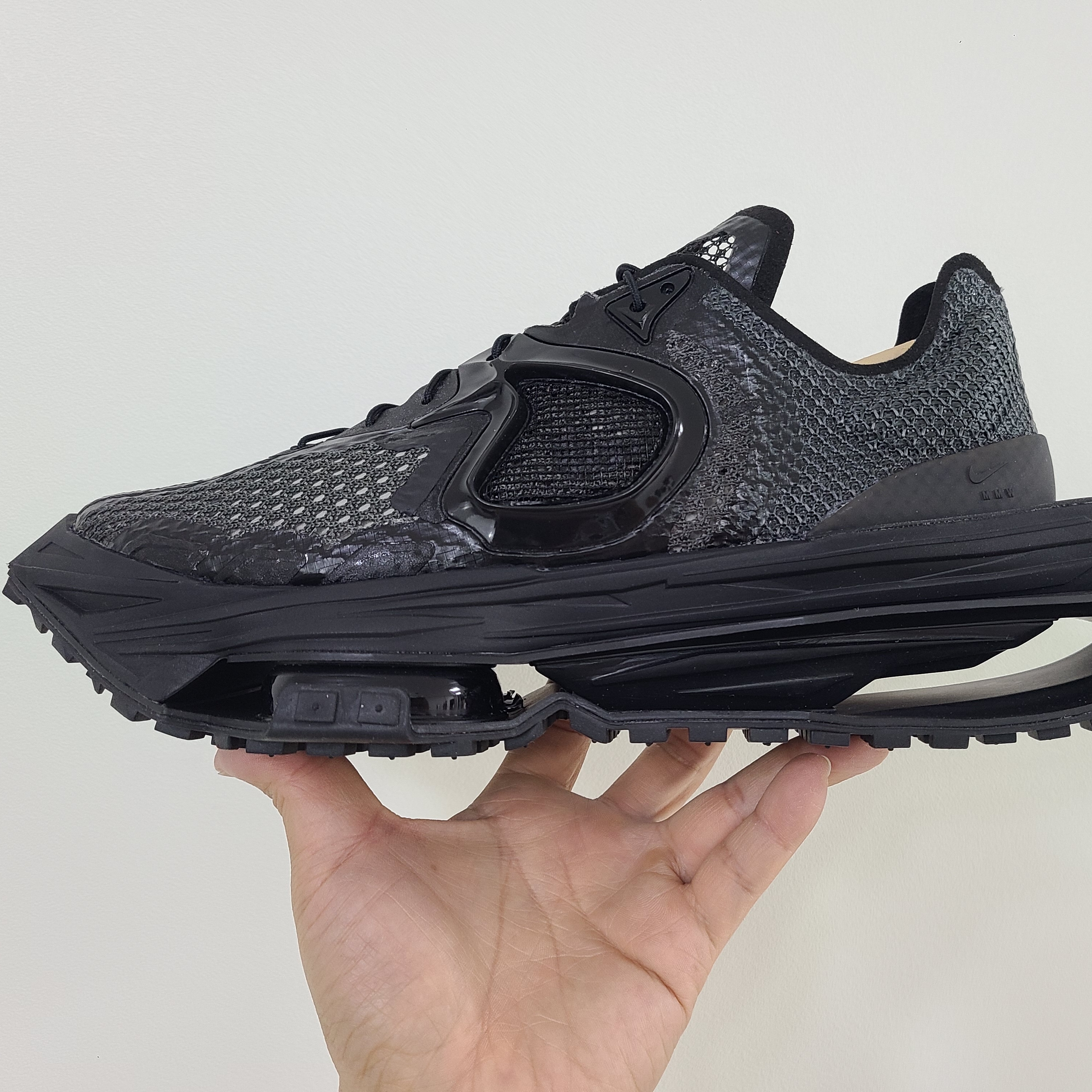 Nike x Matthew M Williams Zoom 004 Triple Black 착용 스타일 - 3