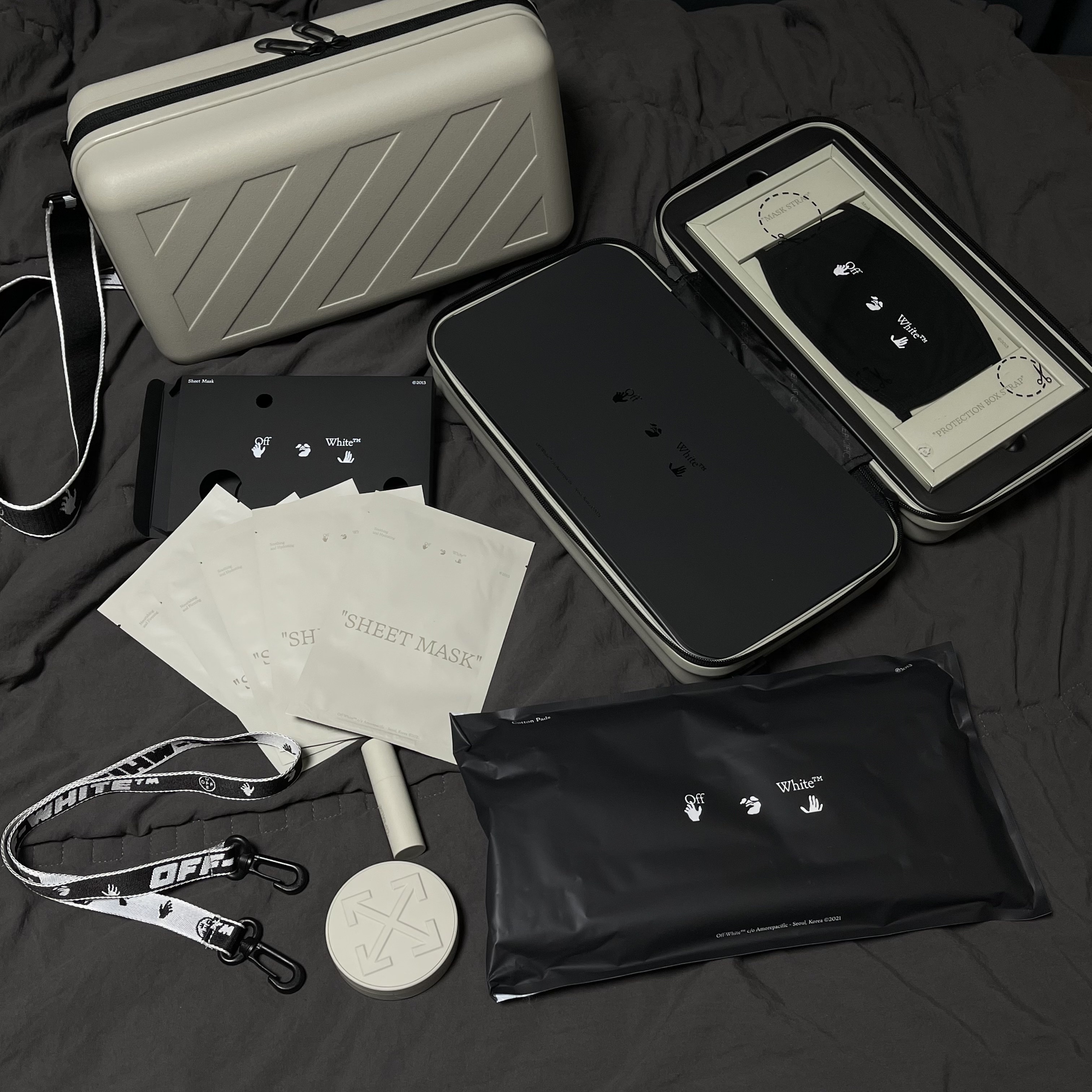 Off-White x Amore Pacific Protection Box (Without Cosmetics) 착용 스타일