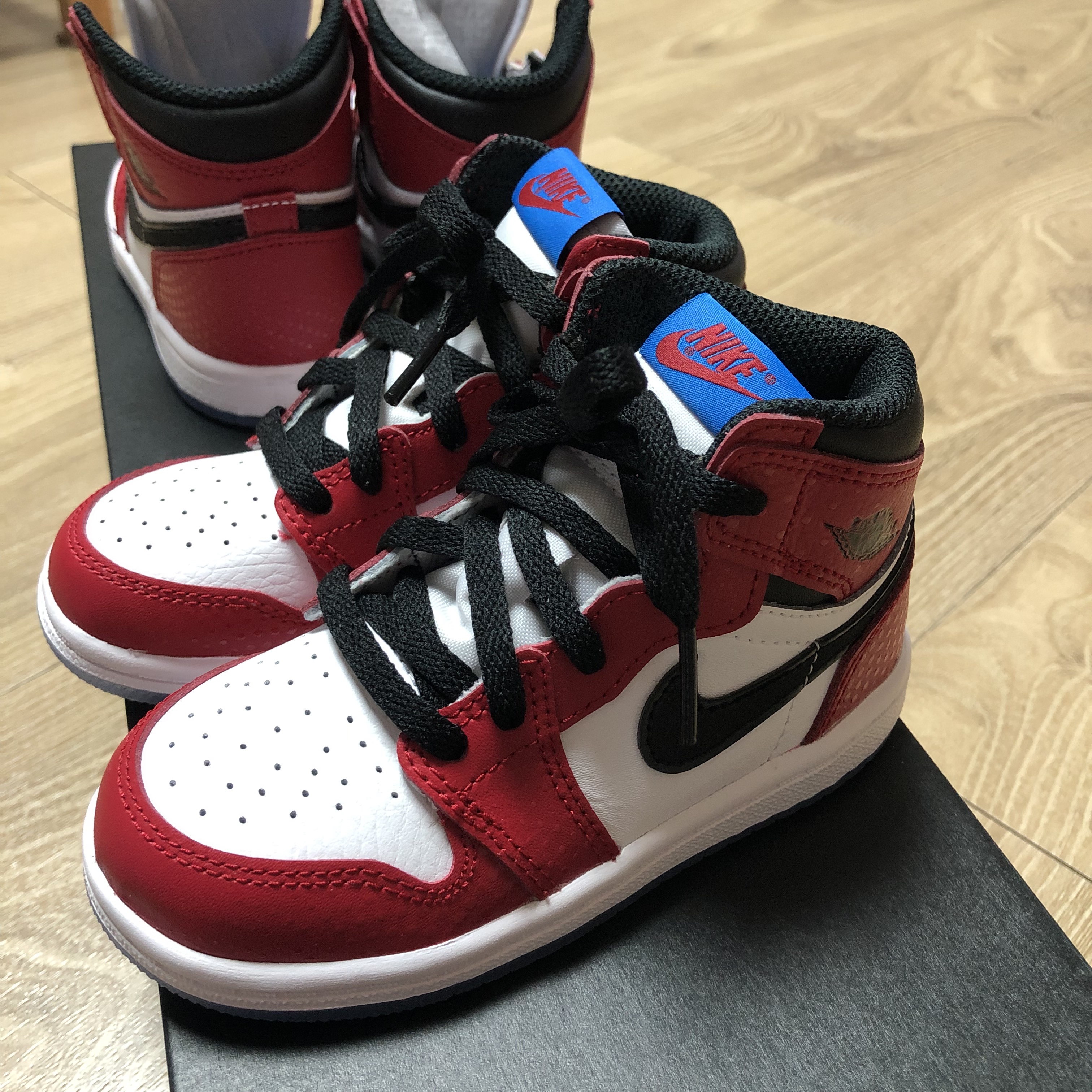 (TD) Jordan 1 Retro High Spider-Man Origin Story 착용 스타일 - 1