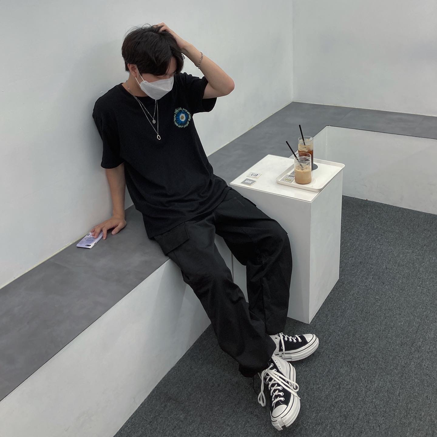 Stussy Cosmos T-Shirt Black, Converse x Feng Chen Wang Chuck 70 2-in-1 Natural Ivory Black 착용 스타일 - 1
