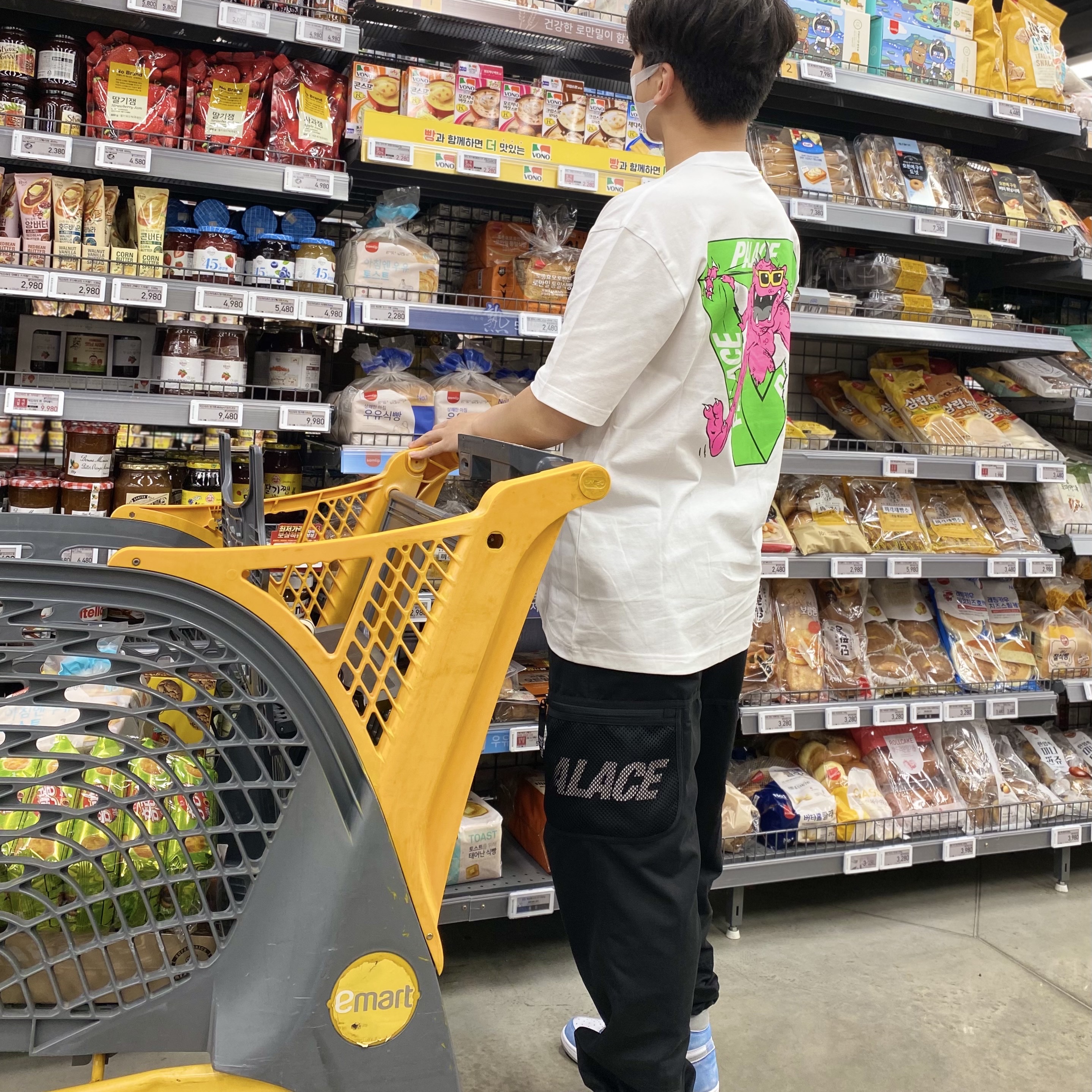 Palace M-Zone Mutant Ripper T-Shirt White - 21SS, Palace Mesh Pocket Shell Pants Black - 21SS 착용 스타일