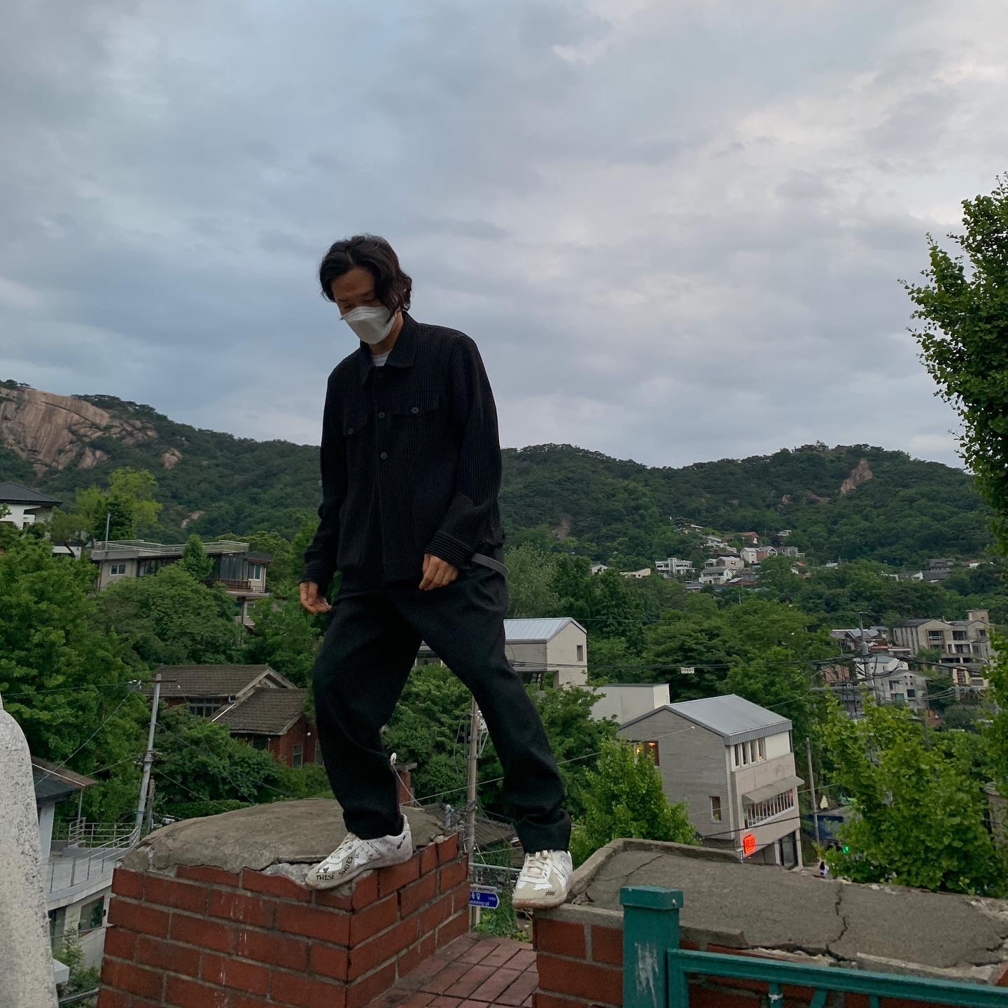 Maison Margiela Replica Graffiti Sneakers White 착용 스타일 - 1
