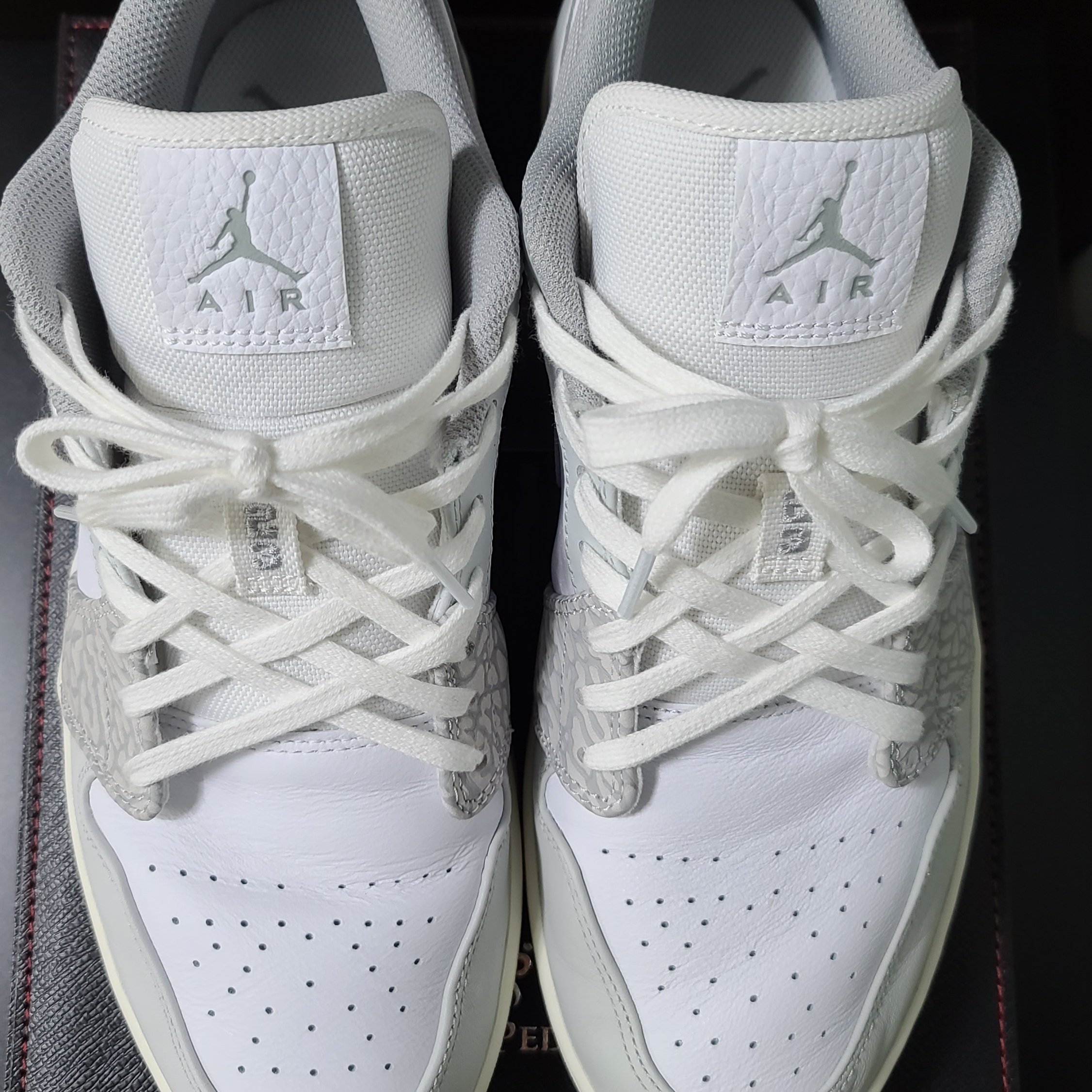 Jordan 1 Low PRM Elephant Print 착용 스타일 - 1