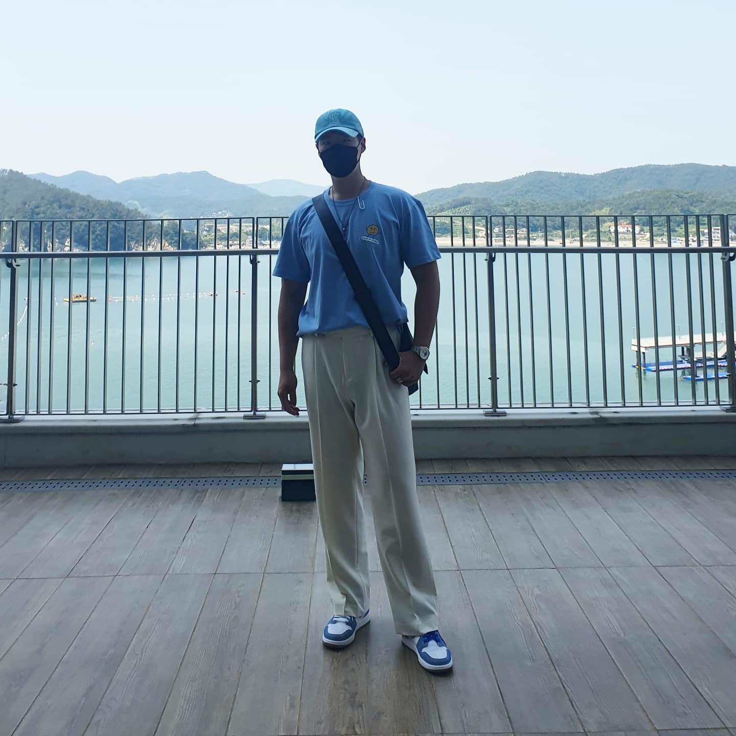 Jordan 1 Retro High OG Hyper Royal 착용 스타일 - 1