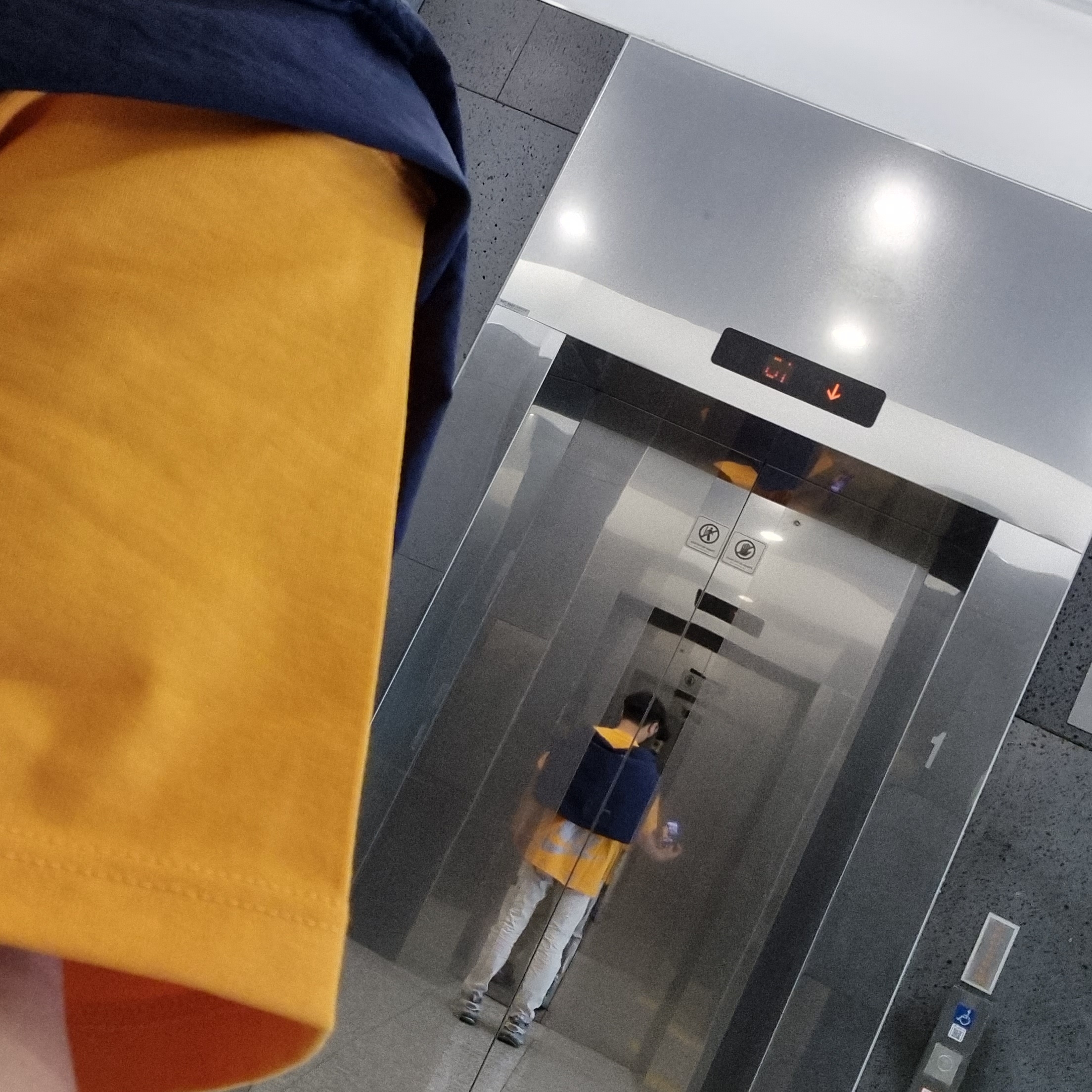 Nike x Kim Jones Reversible Wind Breaker Navy - US/EU, Nike x Kim Jones Oversized T-Shirt Circuit Orange - US/EU 착용 스타일 - 2
