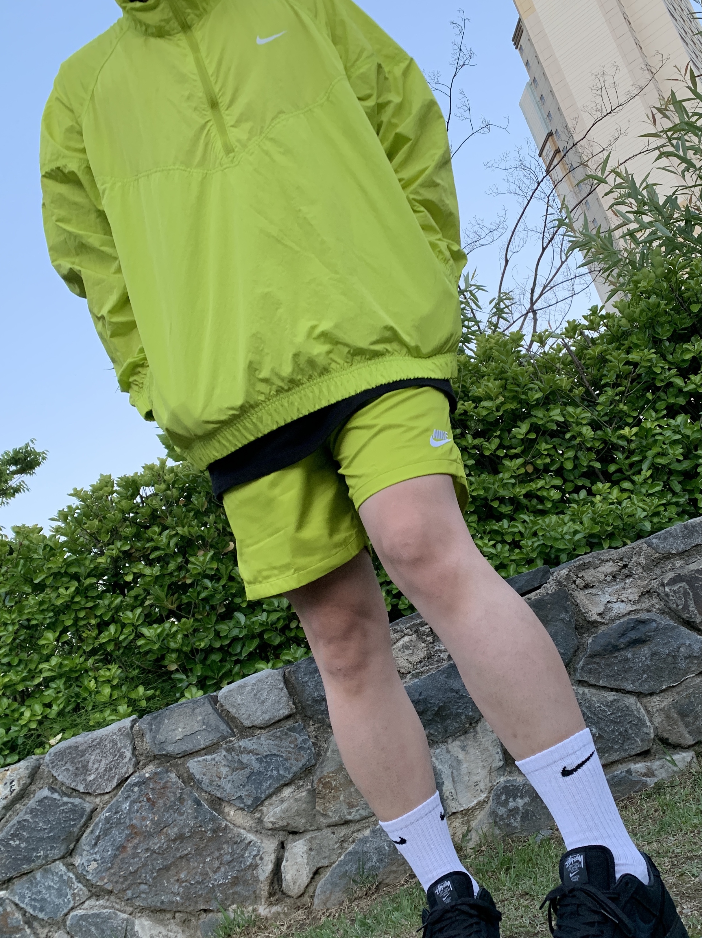 Nike x Stussy Air Force 1 Low Triple Black, Nike x Stussy Windrunner Jacket Bright Cactus 착용 스타일