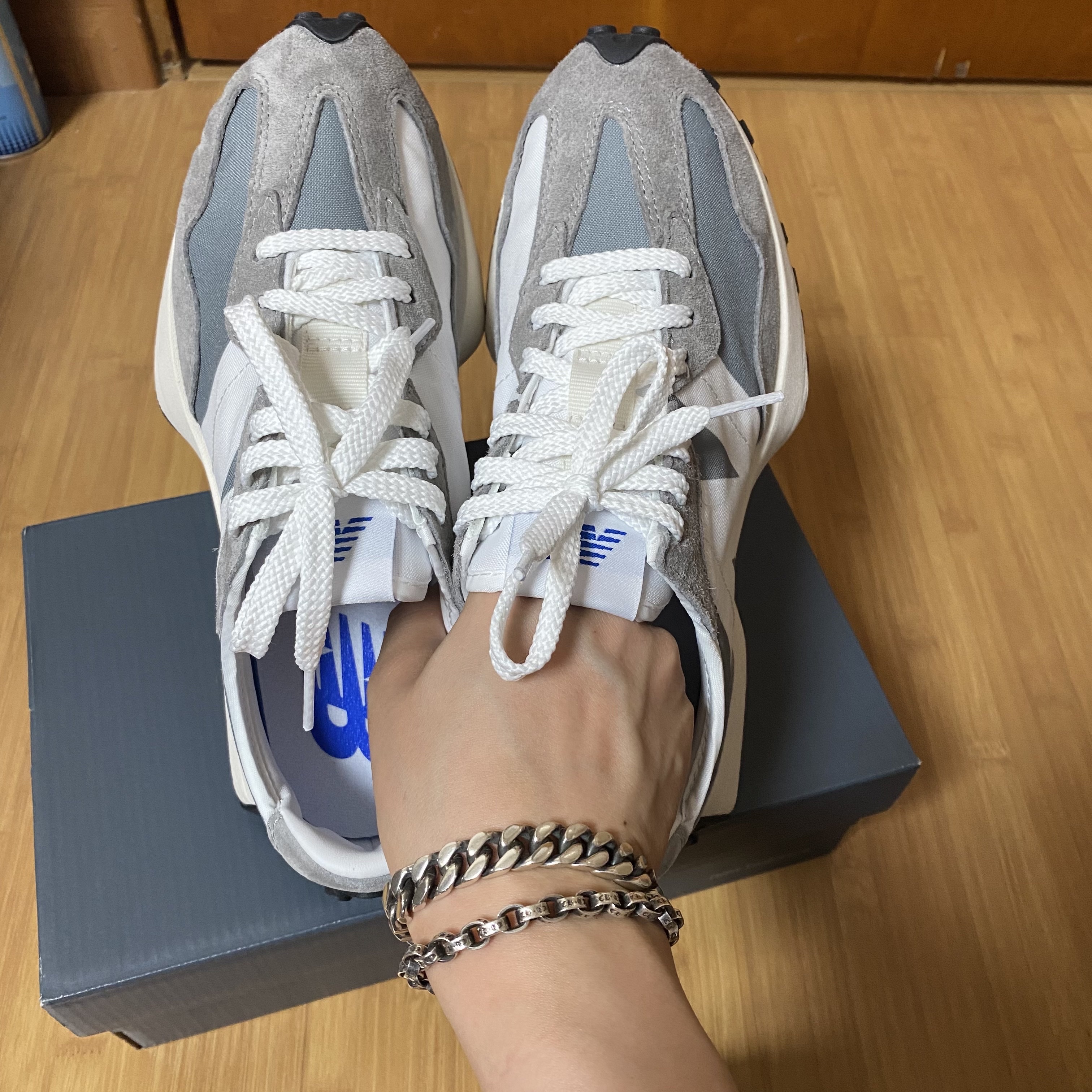 New Balance 327 Grey 착용 스타일