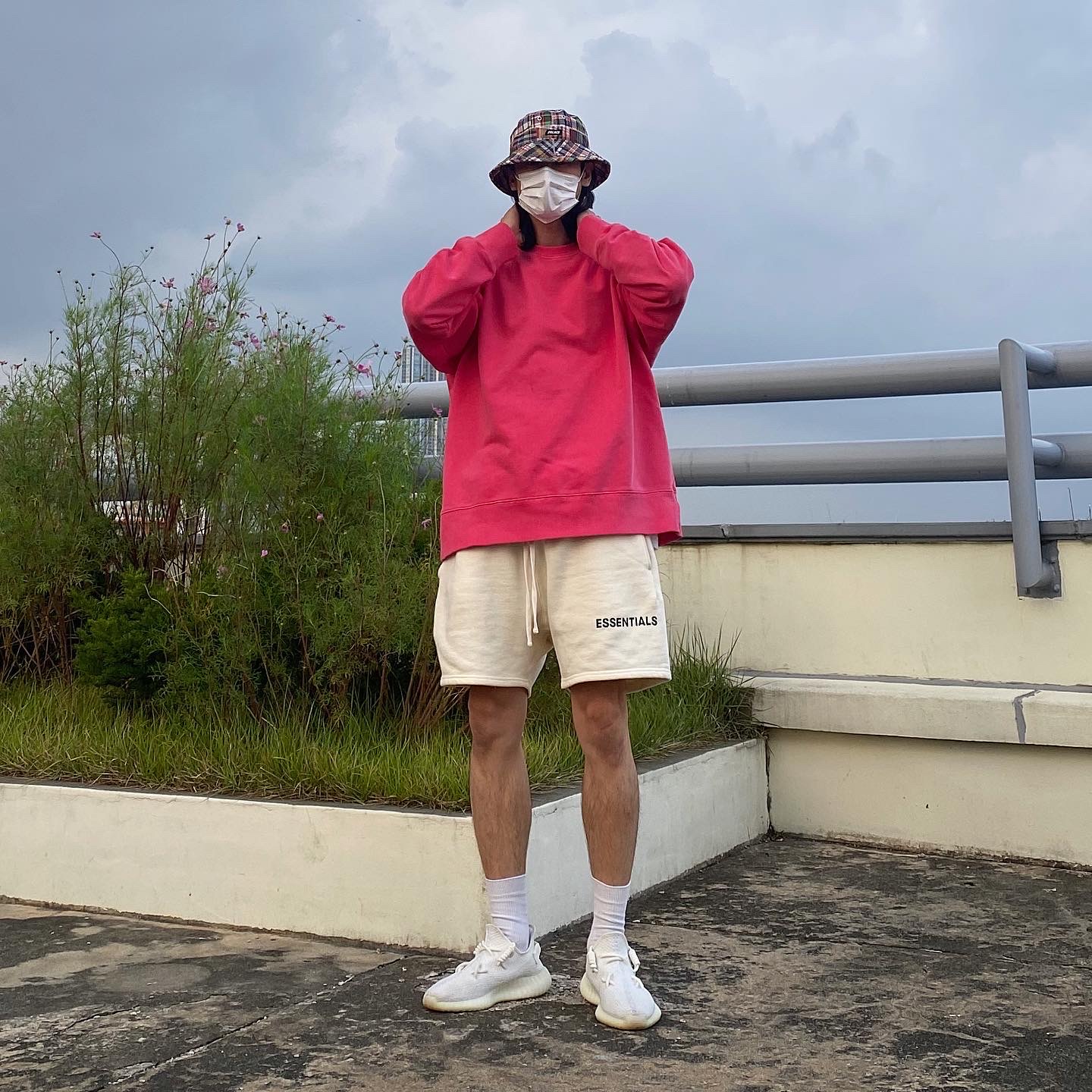 Adidas Yeezy Boost 350 V2 Cream/Triple White, Essentials Fleece Shorts Buttercream - 20SS 착용 스타일 - 2