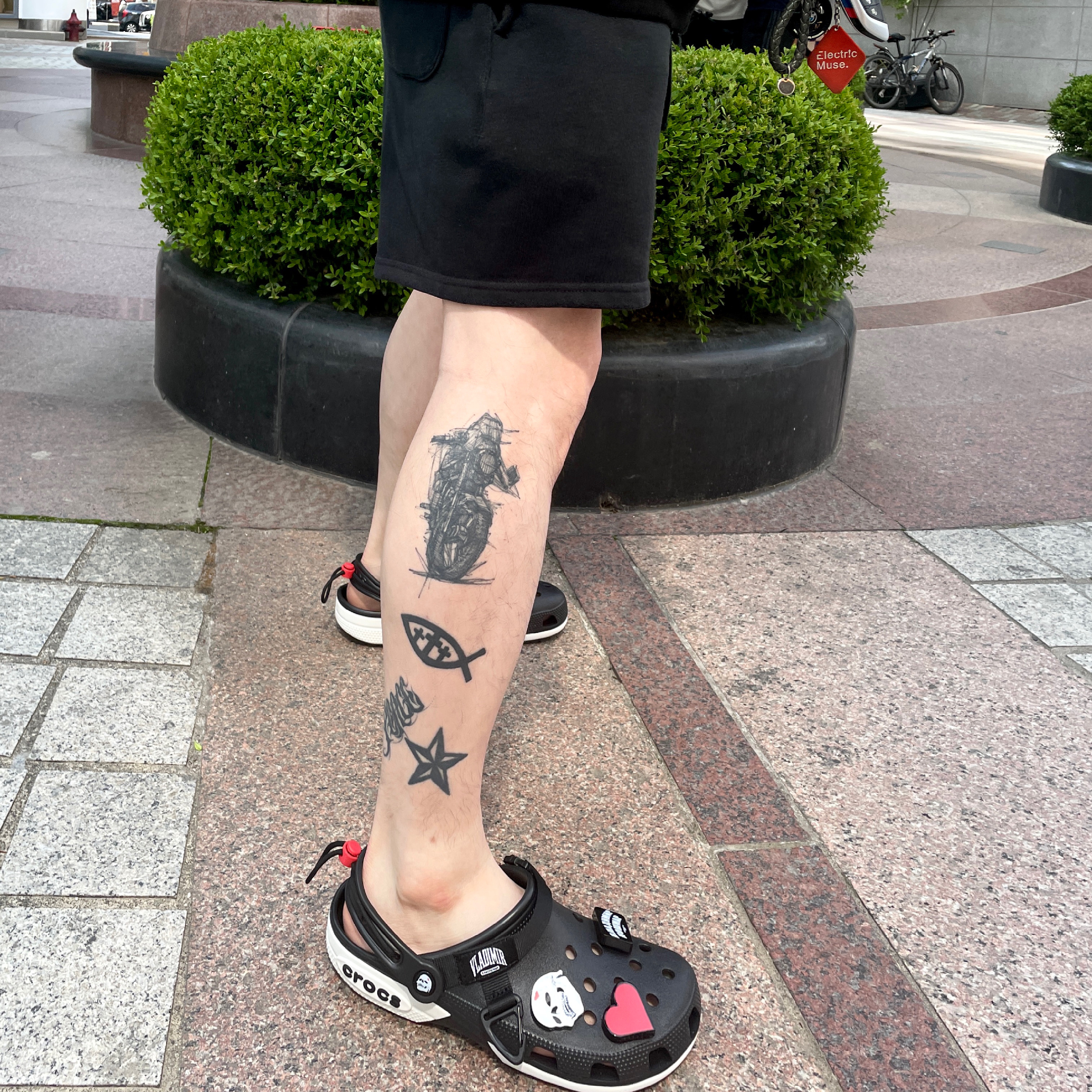 Crocs x Vladimir Cauchemar Design Clog 착용 스타일