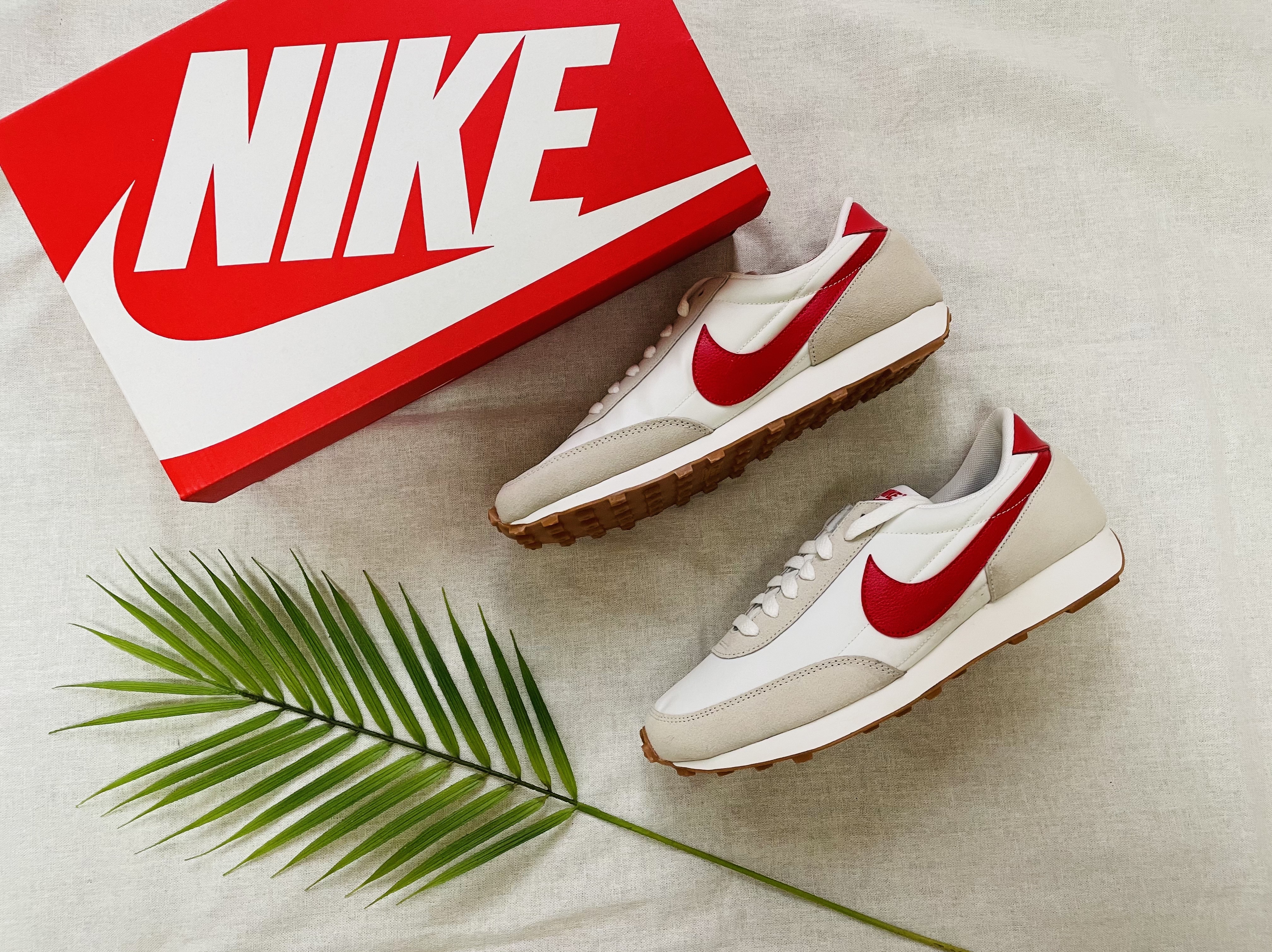 (W) Nike Daybreak Summit White University Red 착용 스타일 - 2