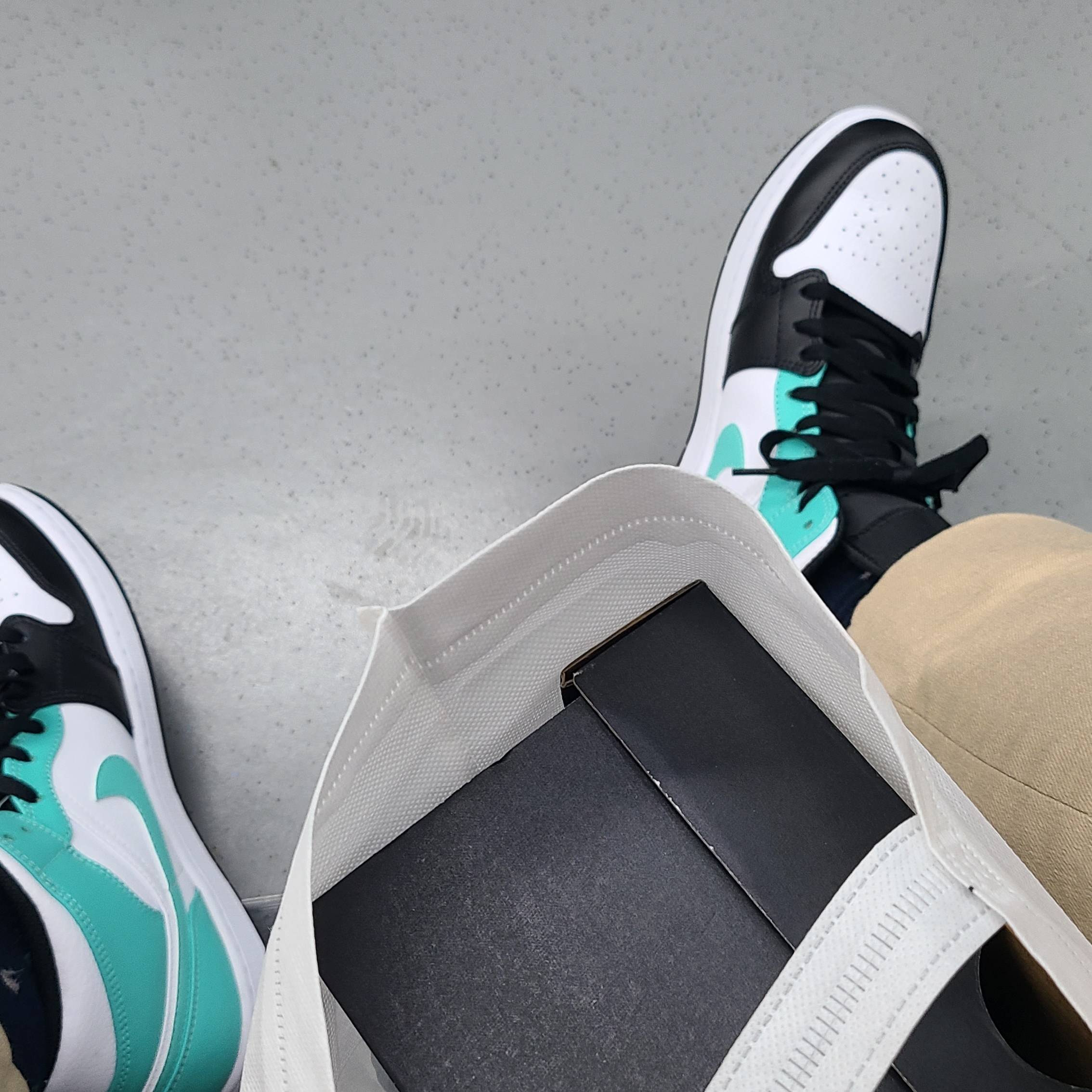 Jordan 1 Mid Tropical Twist 착용 스타일
