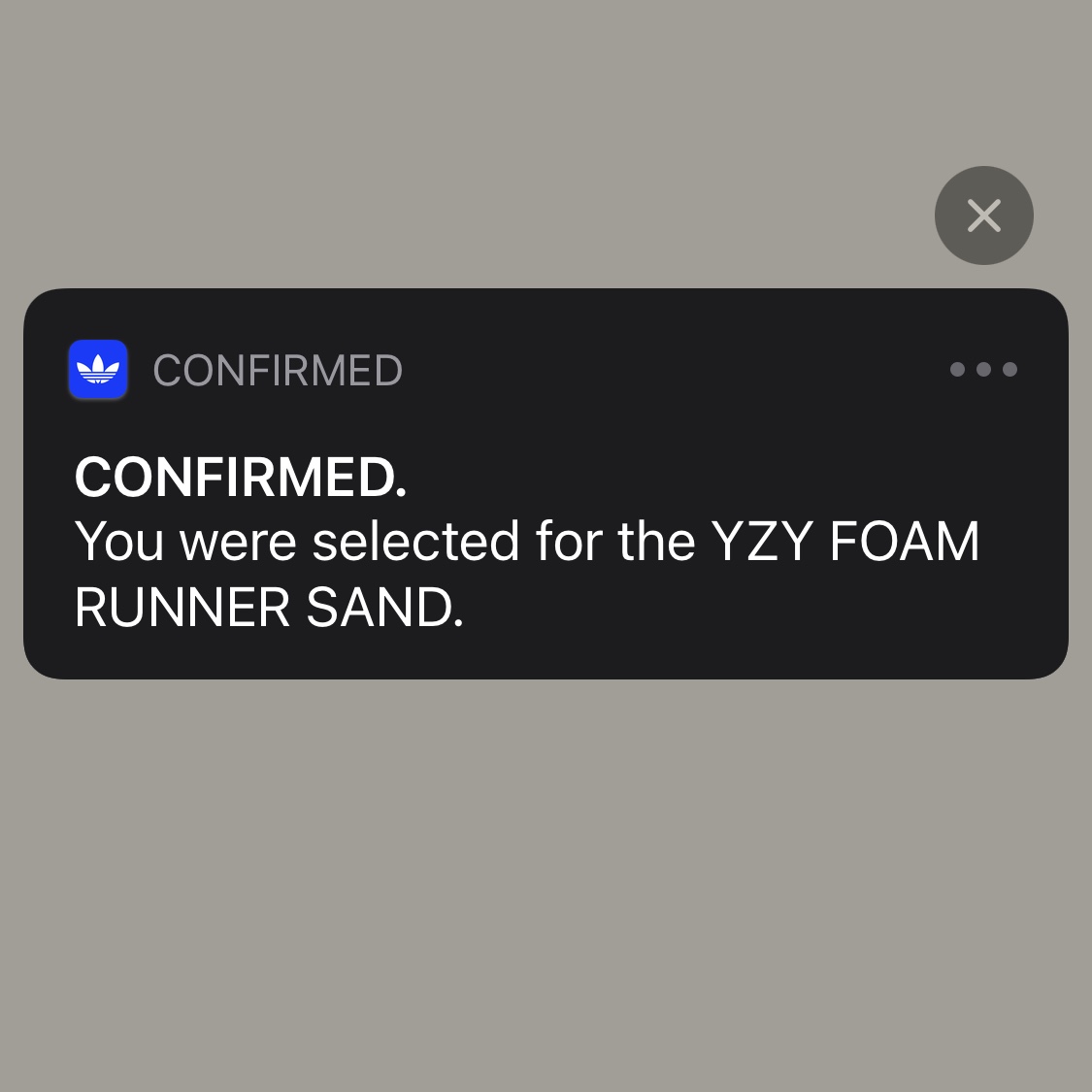 Adidas Yeezy Foam RNNR Sand 착용 스타일 - 2