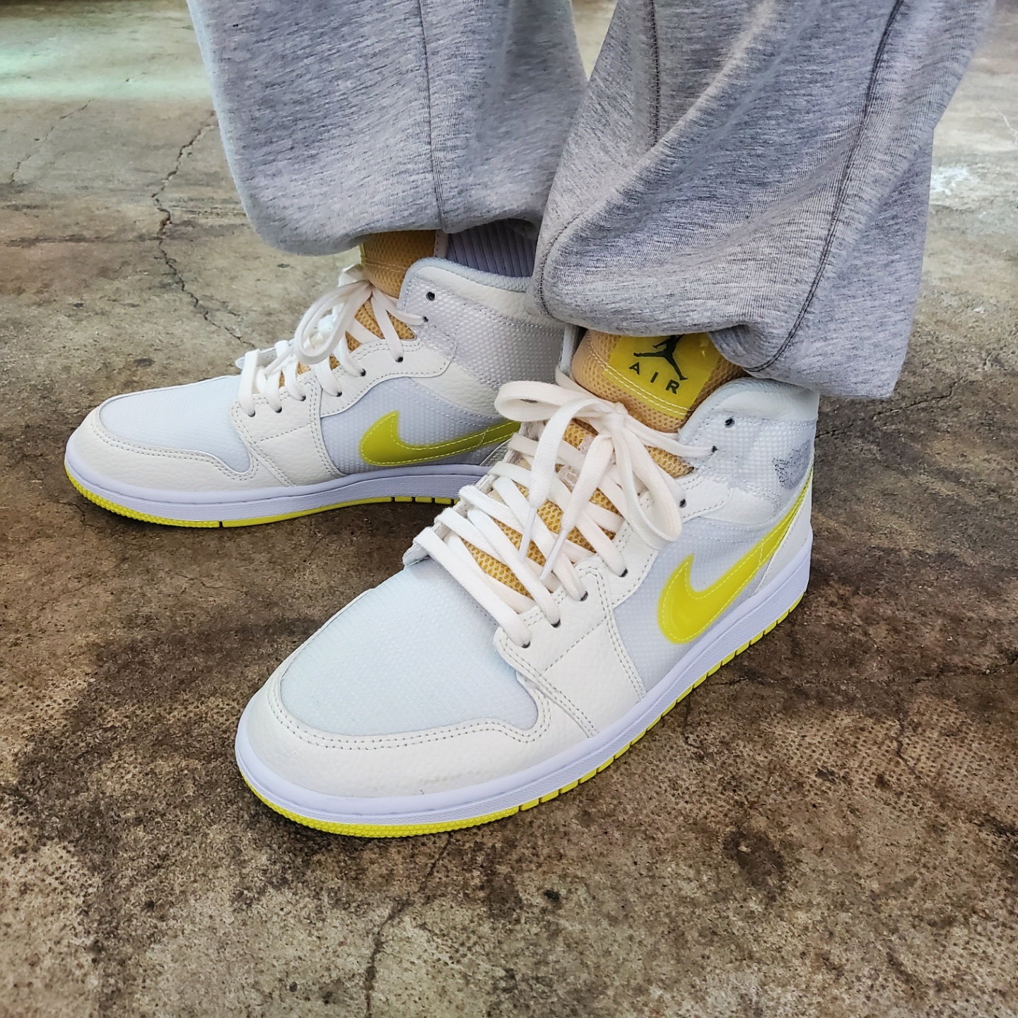 (W) Jordan 1 Mid SE Voltage Yellow 착용 스타일 - 3