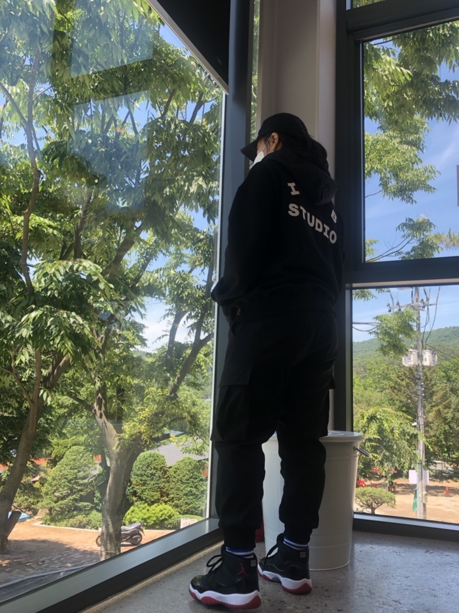 (GS) Jordan 11 Retro Bred 2019, IAB Studio Woven Hoodie Black 착용 스타일