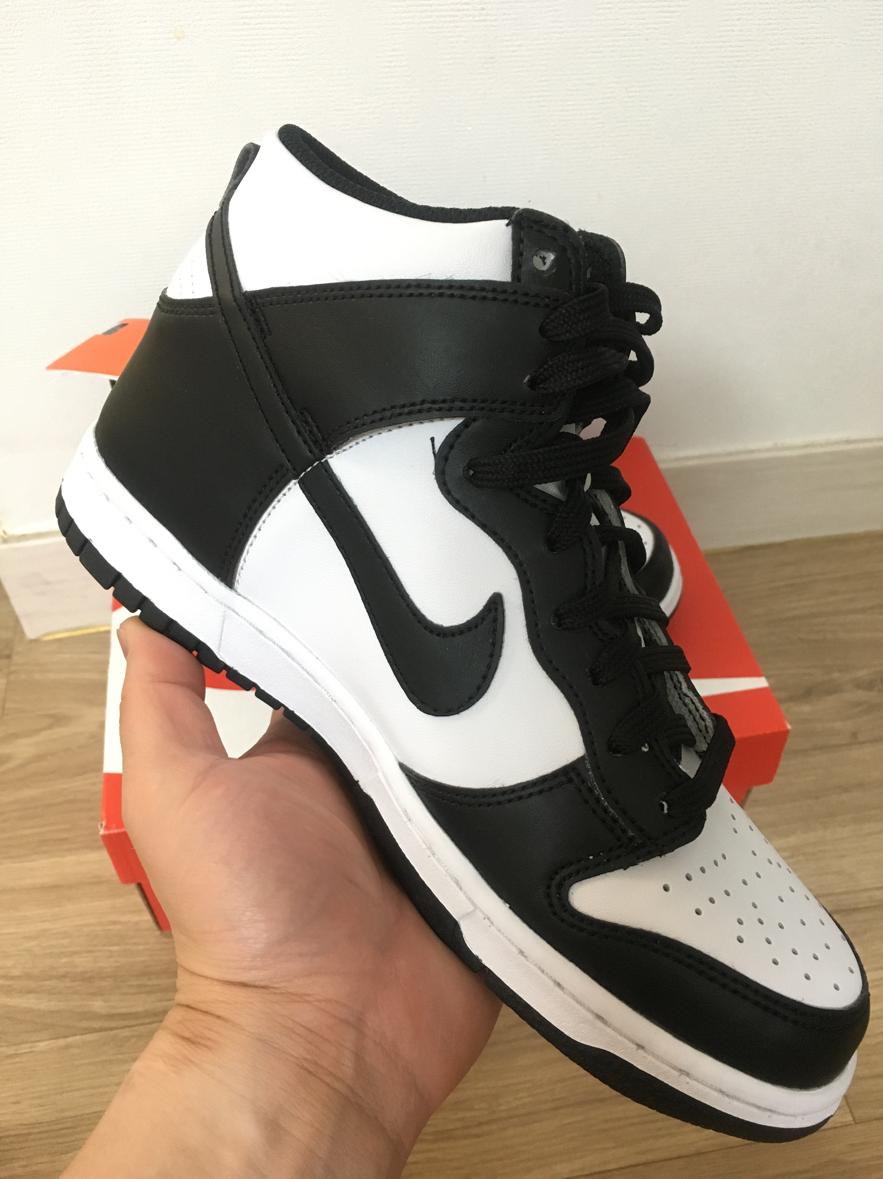 (W) Nike Dunk High Black and White, Nike Dunk High Retro Black and White 착용 스타일 - 1