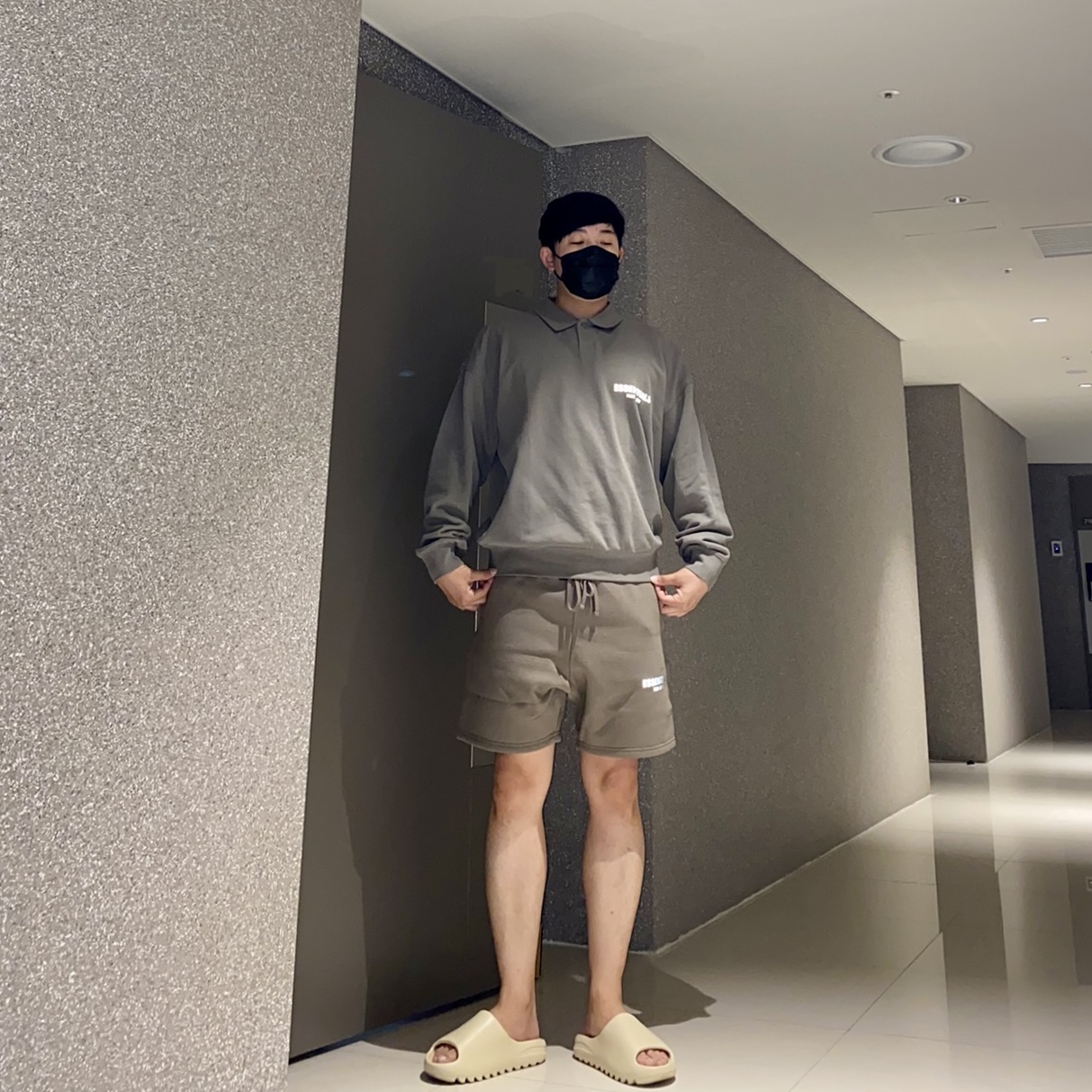 Essentials Sweatshorts Taupe - 21SS, Essentials Long Sleeve Boxy Polo Cement - 20FW 착용 스타일
