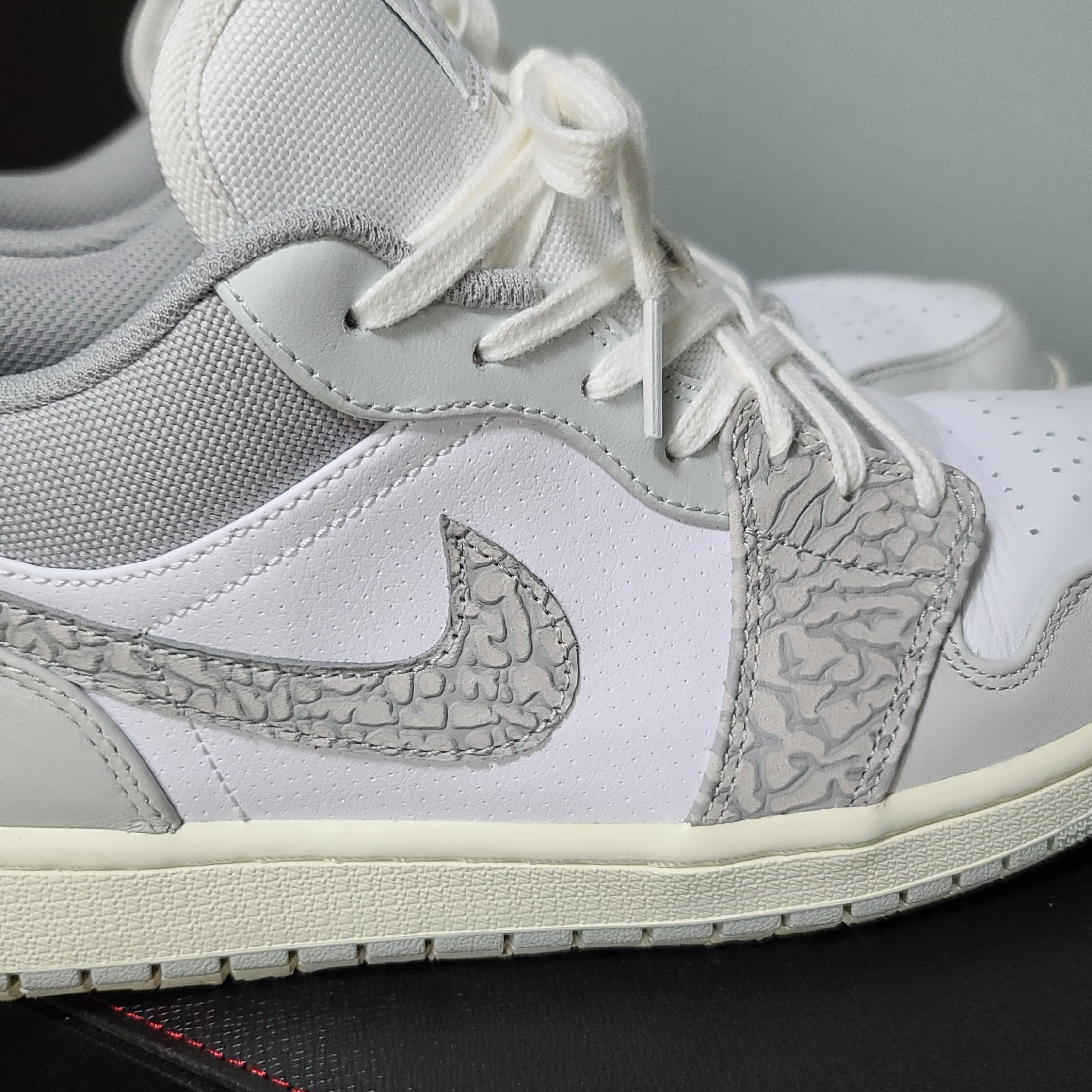 Jordan 1 Low PRM Elephant Print 착용 스타일 - 2