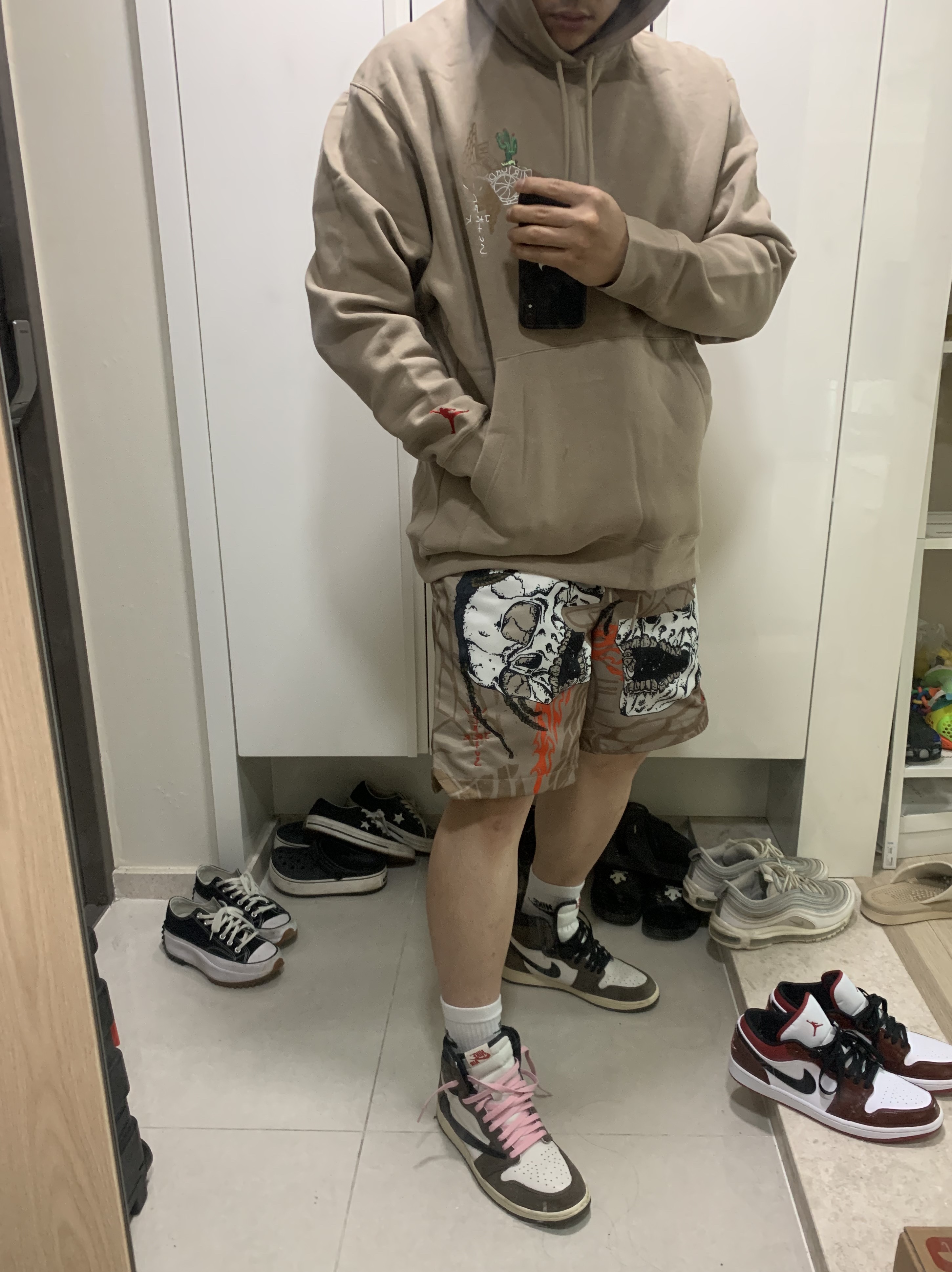 Jordan x Travis Scott Pullover Hoodie - US/EU, Jordan x Travis Scott Pool Shorts - Asia 착용 스타일