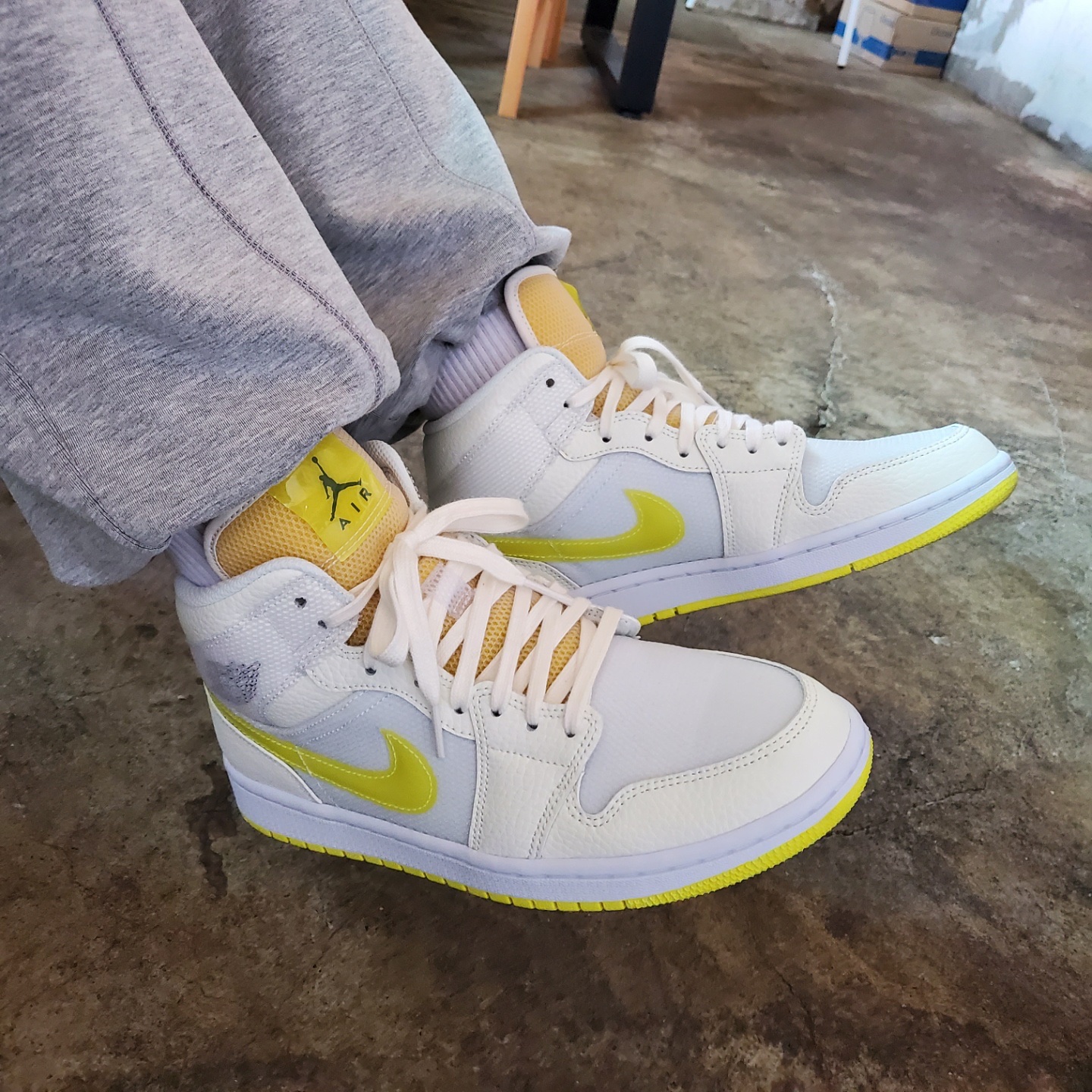 (W) Jordan 1 Mid SE Voltage Yellow 착용 스타일 - 5