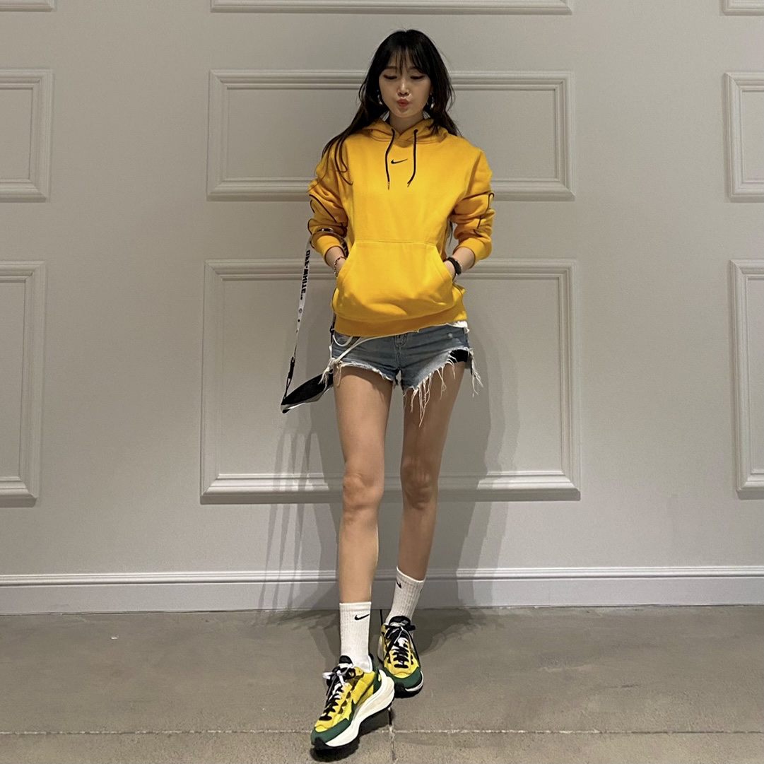 Nike x Sacai VaporWaffle Tour Yellow & Gorge Green Sail, Nike x Drake Nocta Essential Hoodie University Gold - Asia 착용 스타일 - 3
