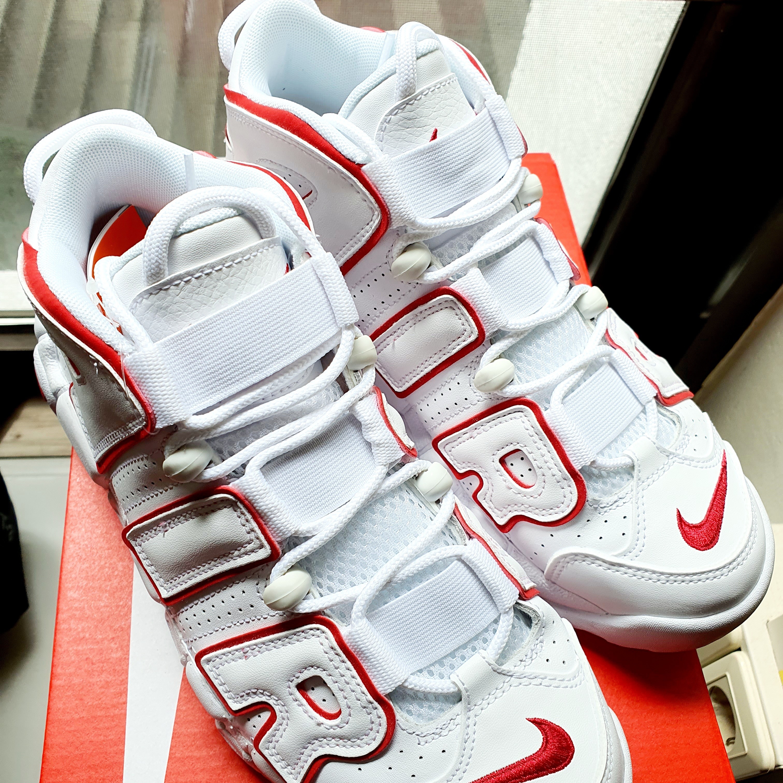 Nike Air More Uptempo White Varsity Red 2021 착용 스타일 - 3