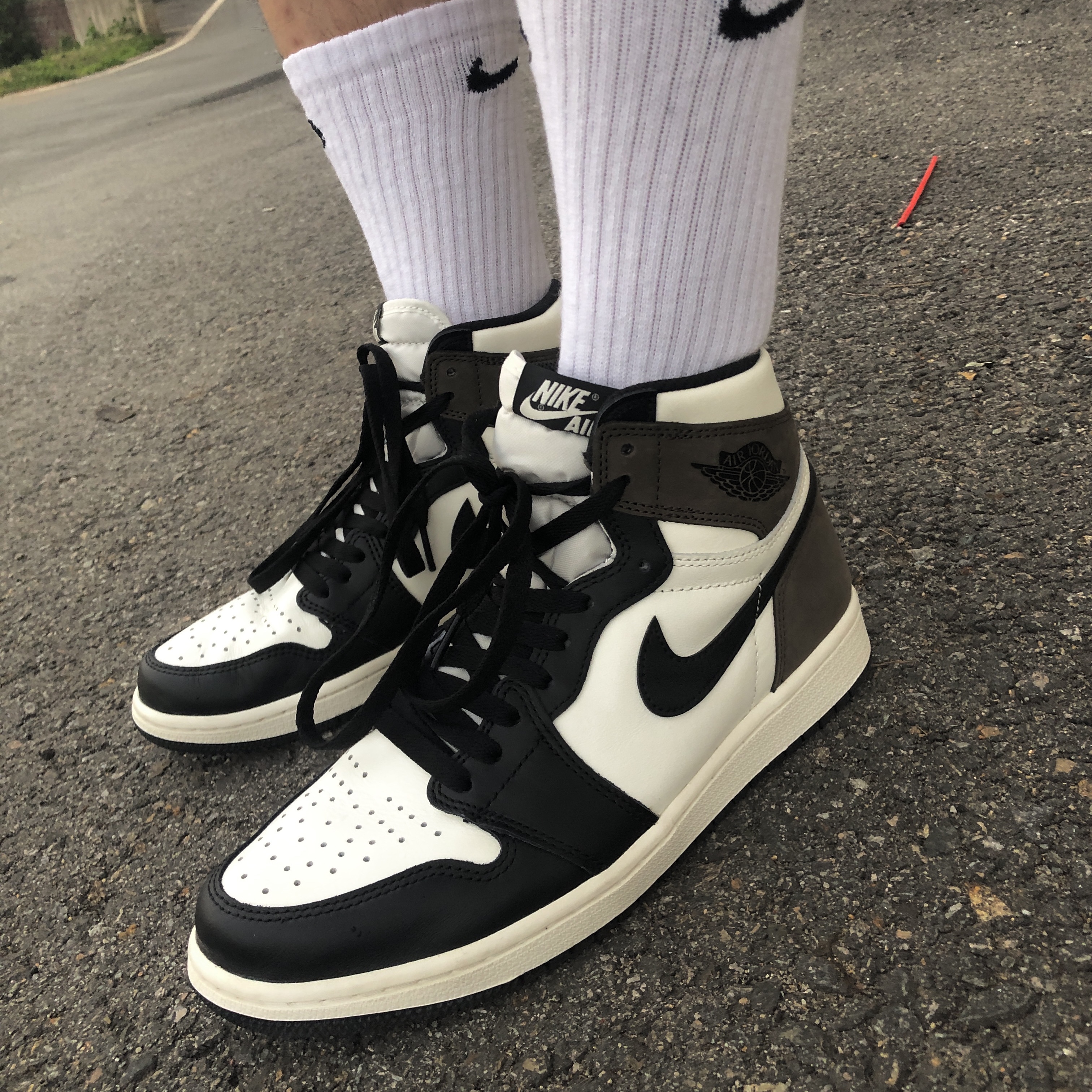 Jordan 1 Retro High OG Black Mocha 착용 스타일 - 2