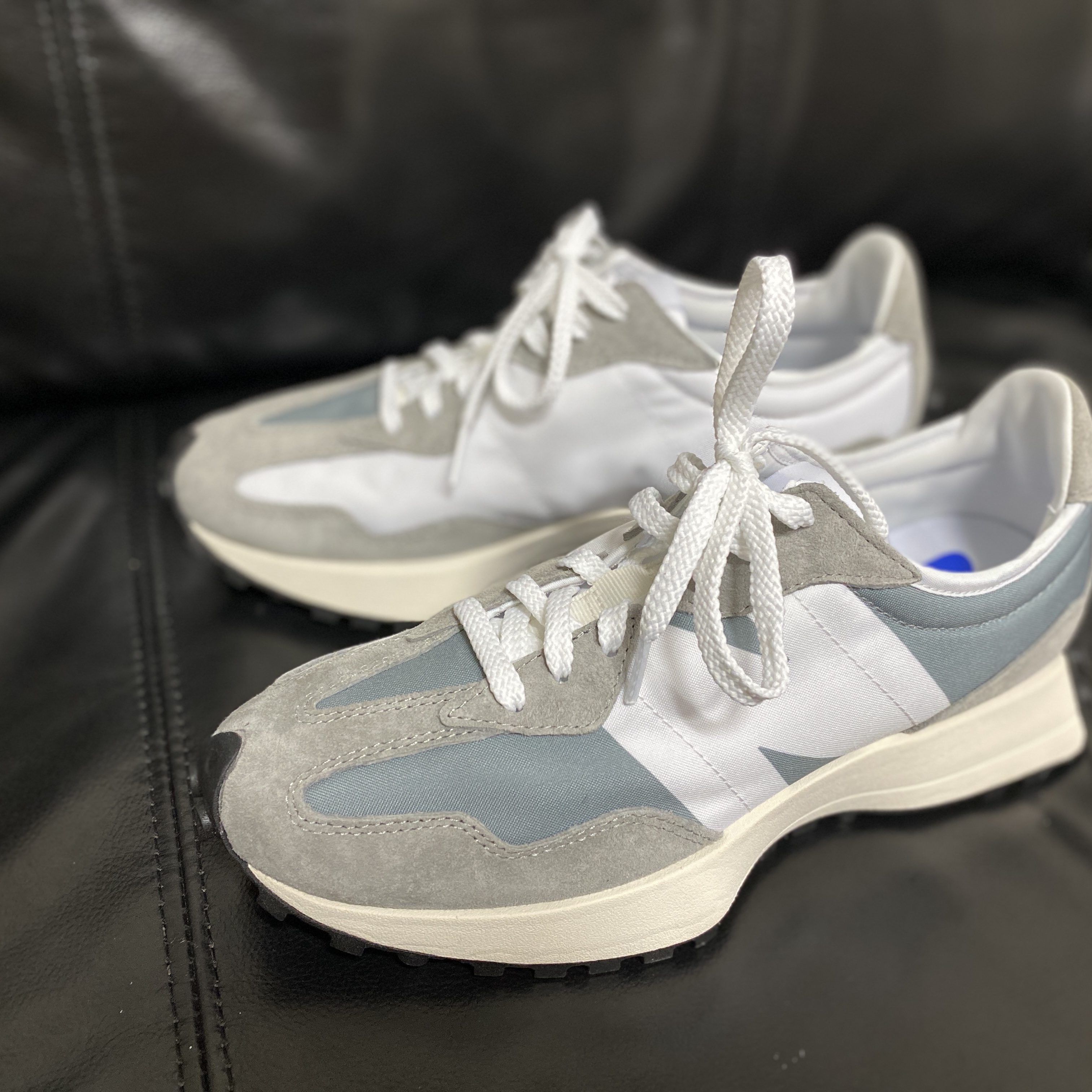 New Balance 327 Grey 착용 스타일
