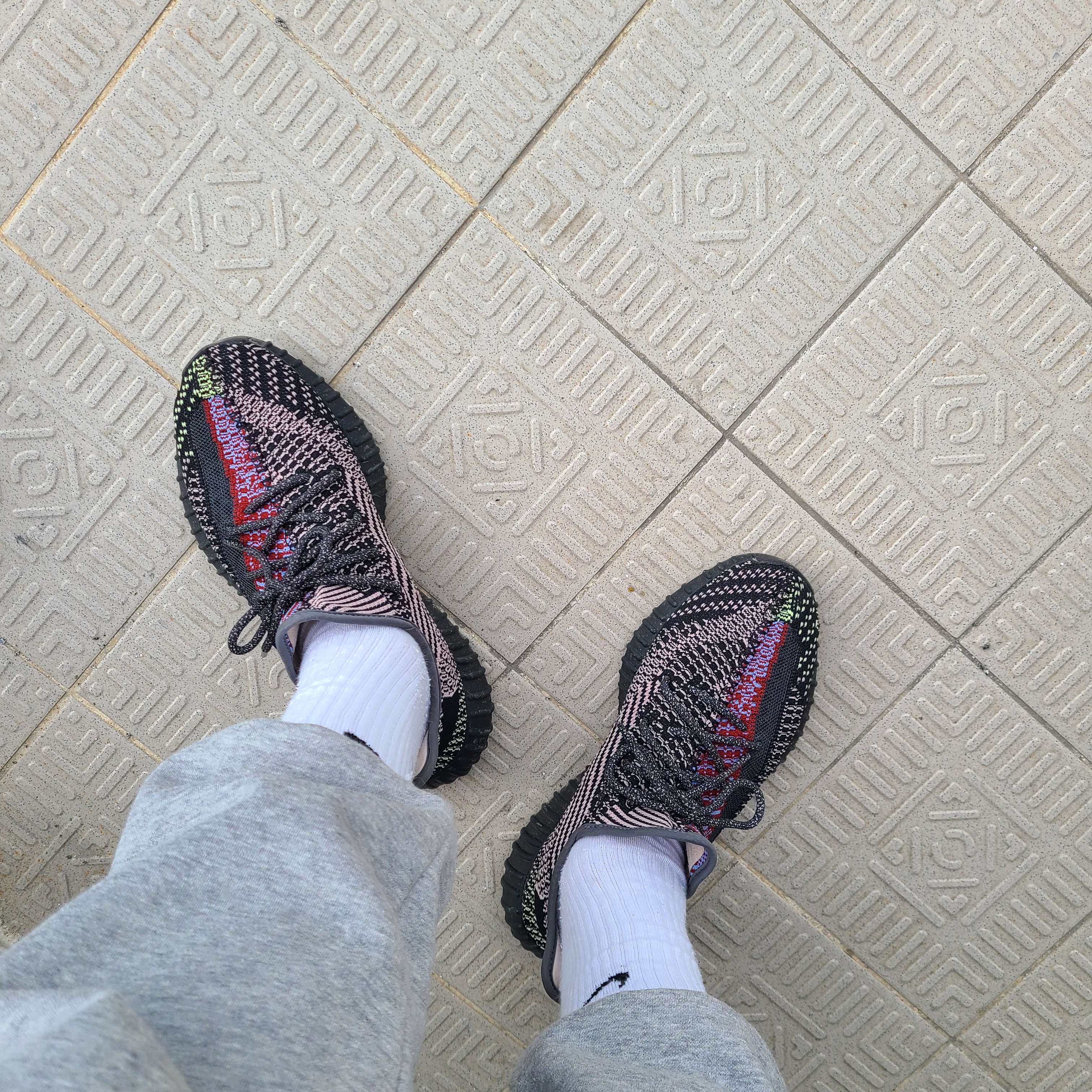 Adidas Yeezy Boost 350 V2 Yecheil - Non-Reflective 착용 스타일