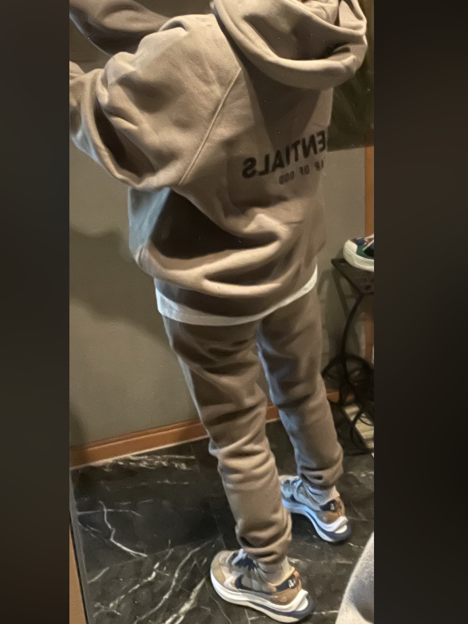 Essentials Pull-Over Hoodie Taupe - 21SS, Essentials Sweatpants Taupe - 21SS 착용 스타일 - 2