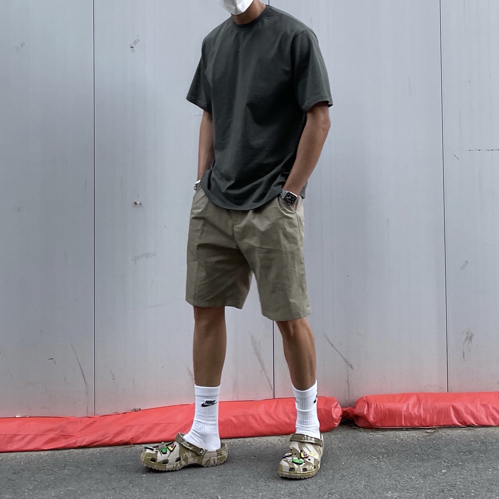 Crocs x Palace Clog Camo 착용 스타일 - 2