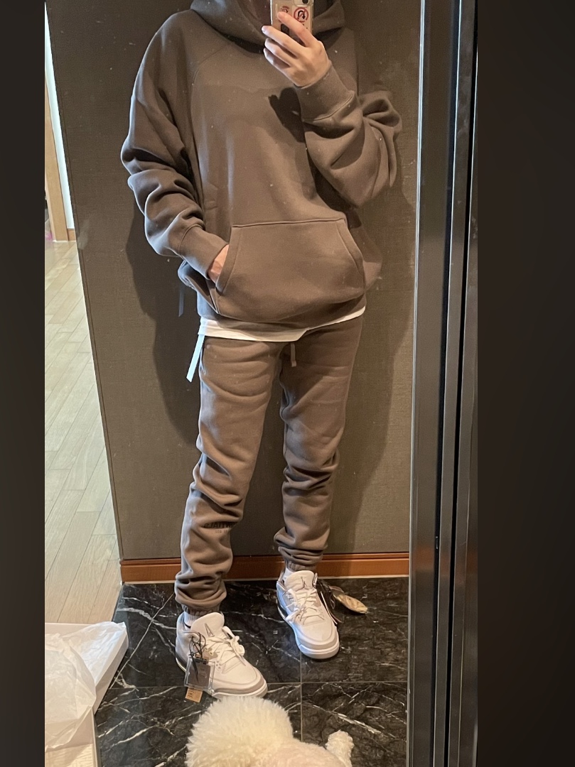 Essentials Pull-Over Hoodie Taupe - 21SS, Essentials Sweatpants Taupe - 21SS 착용 스타일 - 4