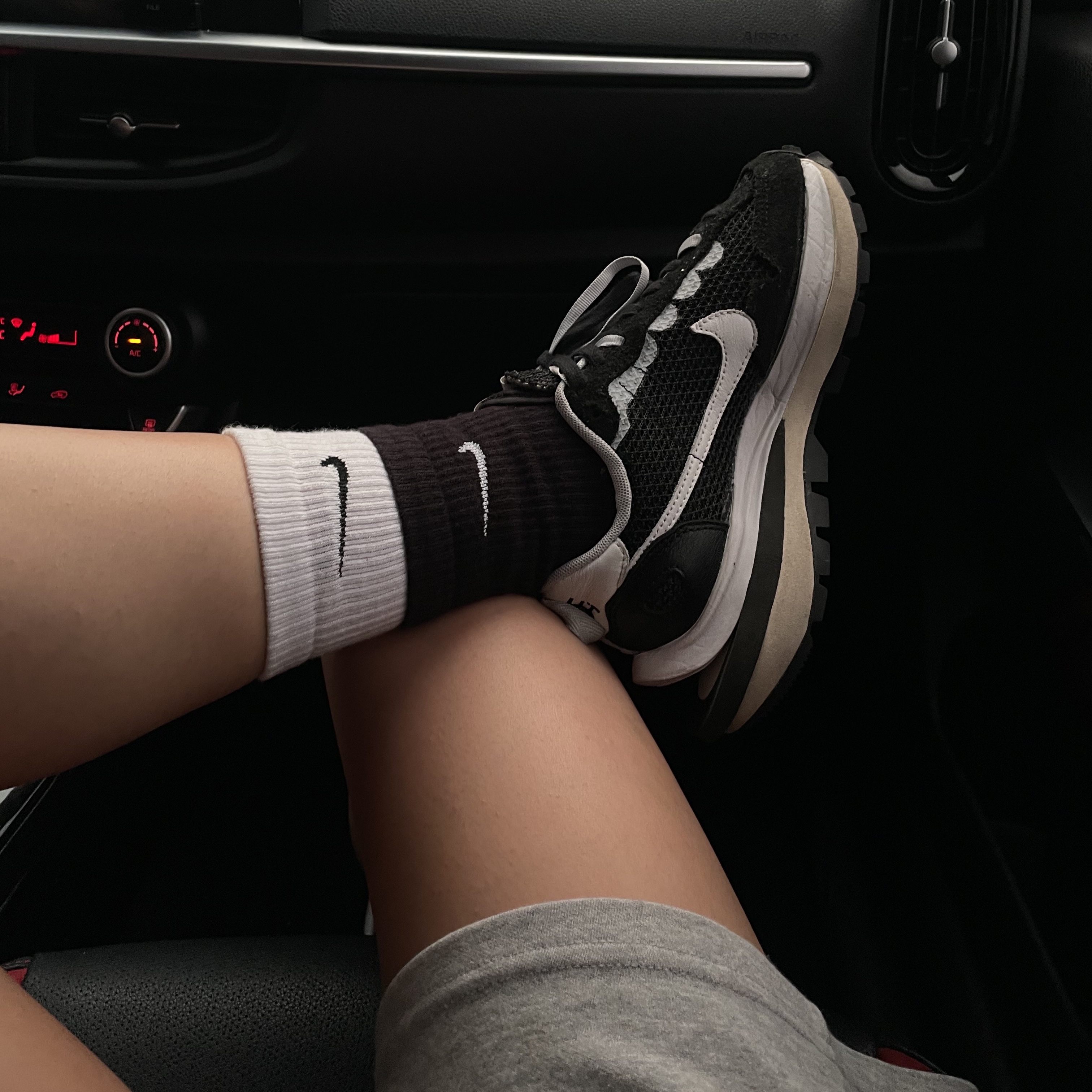 Nike x Sacai VaporWaffle Black White 착용 스타일 - 2