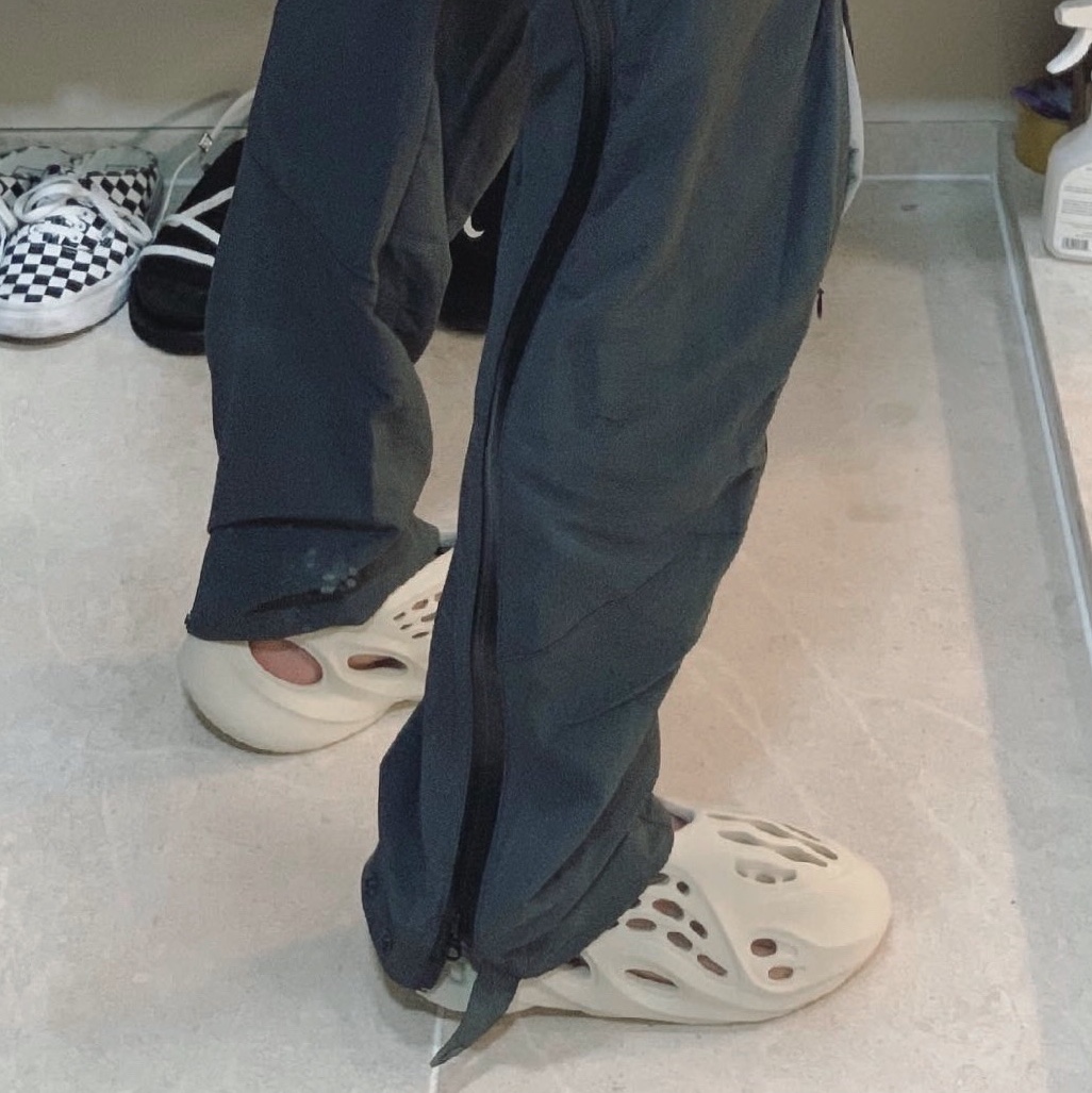 Adidas Yeezy Foam RNNR Sand 착용 스타일 - 2