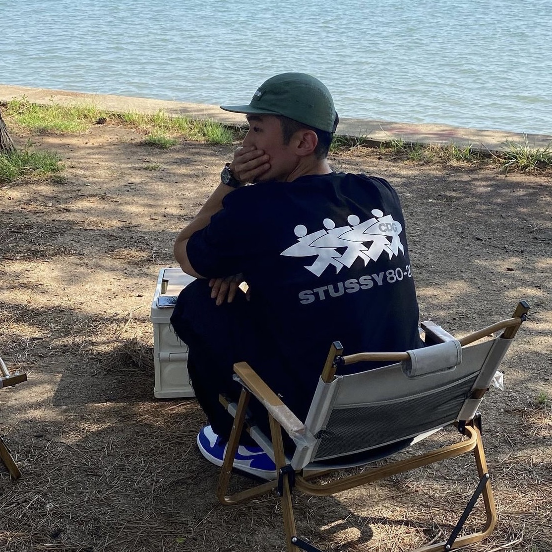 Stussy x CDG Surfman T-Shirt Black, Jordan 1 Low Hyper Royal 착용 스타일