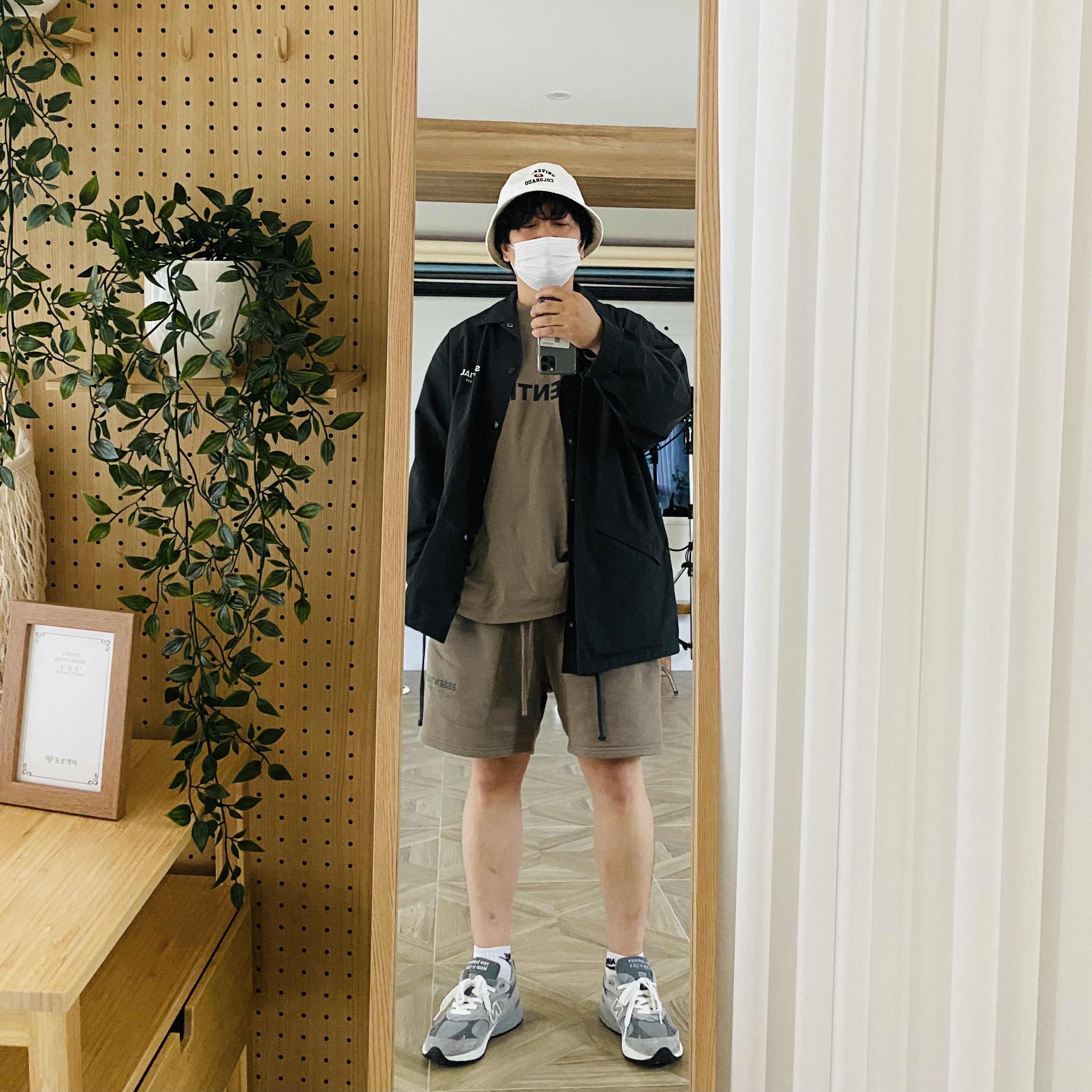 New Balance 993 Made in USA Grey - D Standard, Essentials Fleece Shorts Taupe - 20FW 착용 스타일