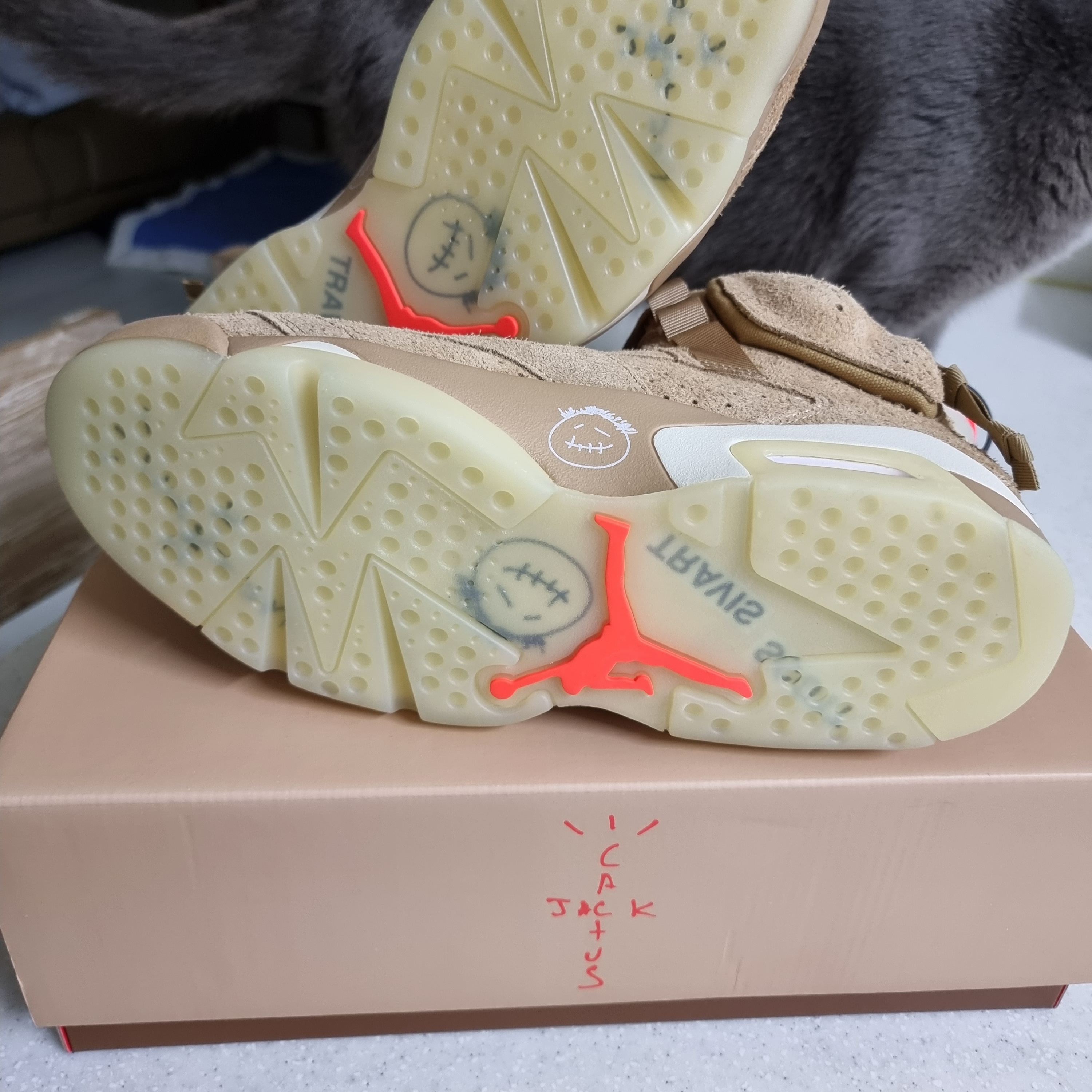 Jordan 6 x Travis Scott Retro SP British Khaki 착용 스타일 - 3