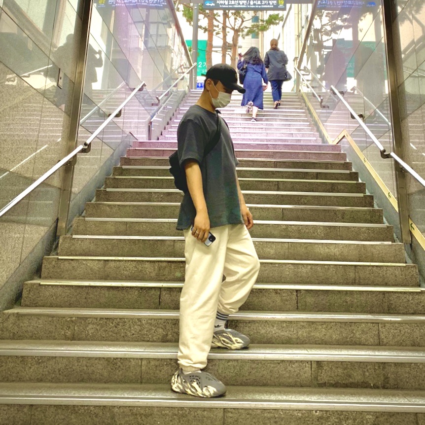 Adidas Yeezy Foam RNNR MXT Moon Gray, Supreme x Stone Island Painted Camo Nylon 6-Panel Black - 20FW 착용 스타일