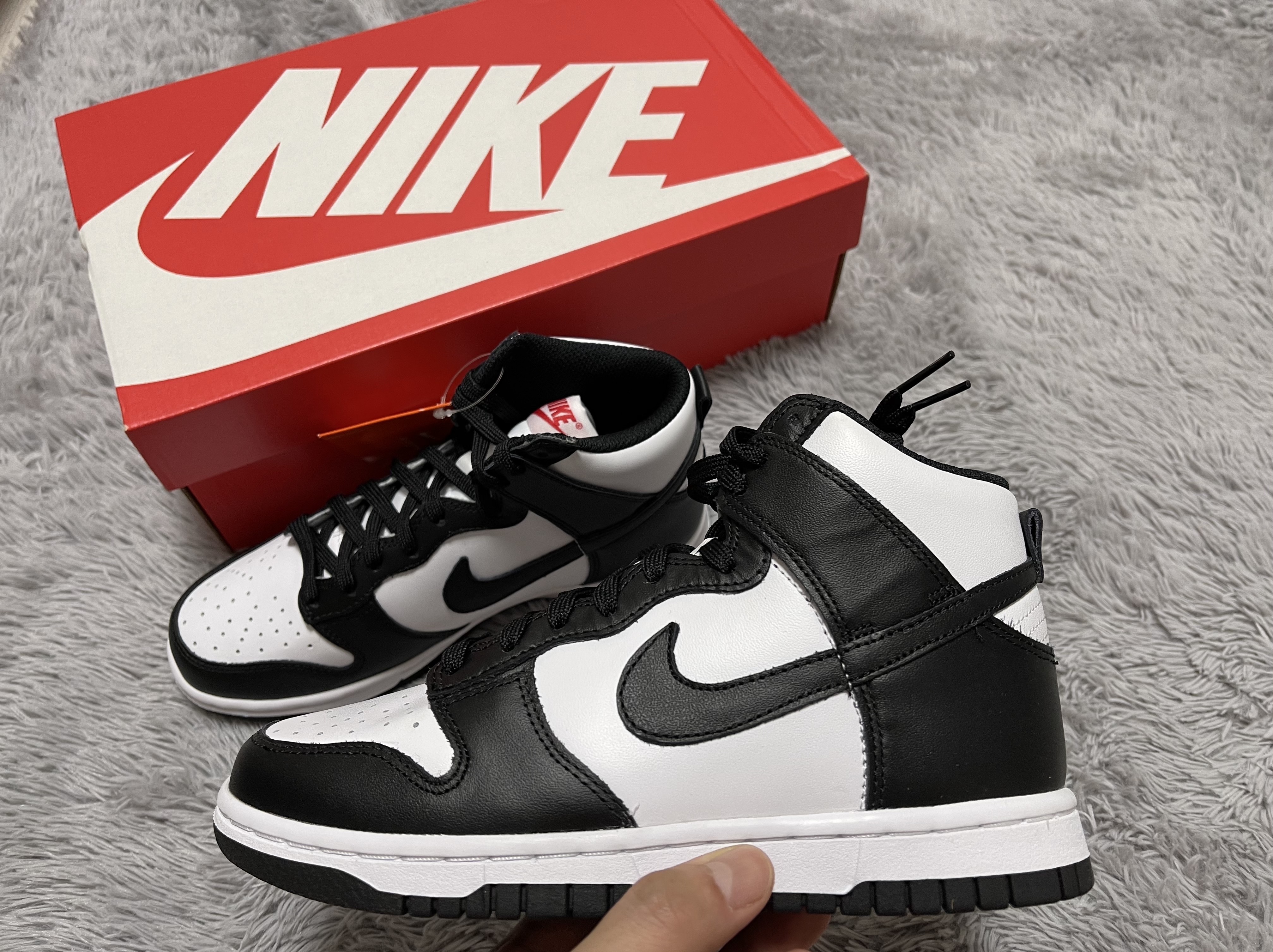 (W) Nike Dunk High Black and White 착용 스타일 - 3
