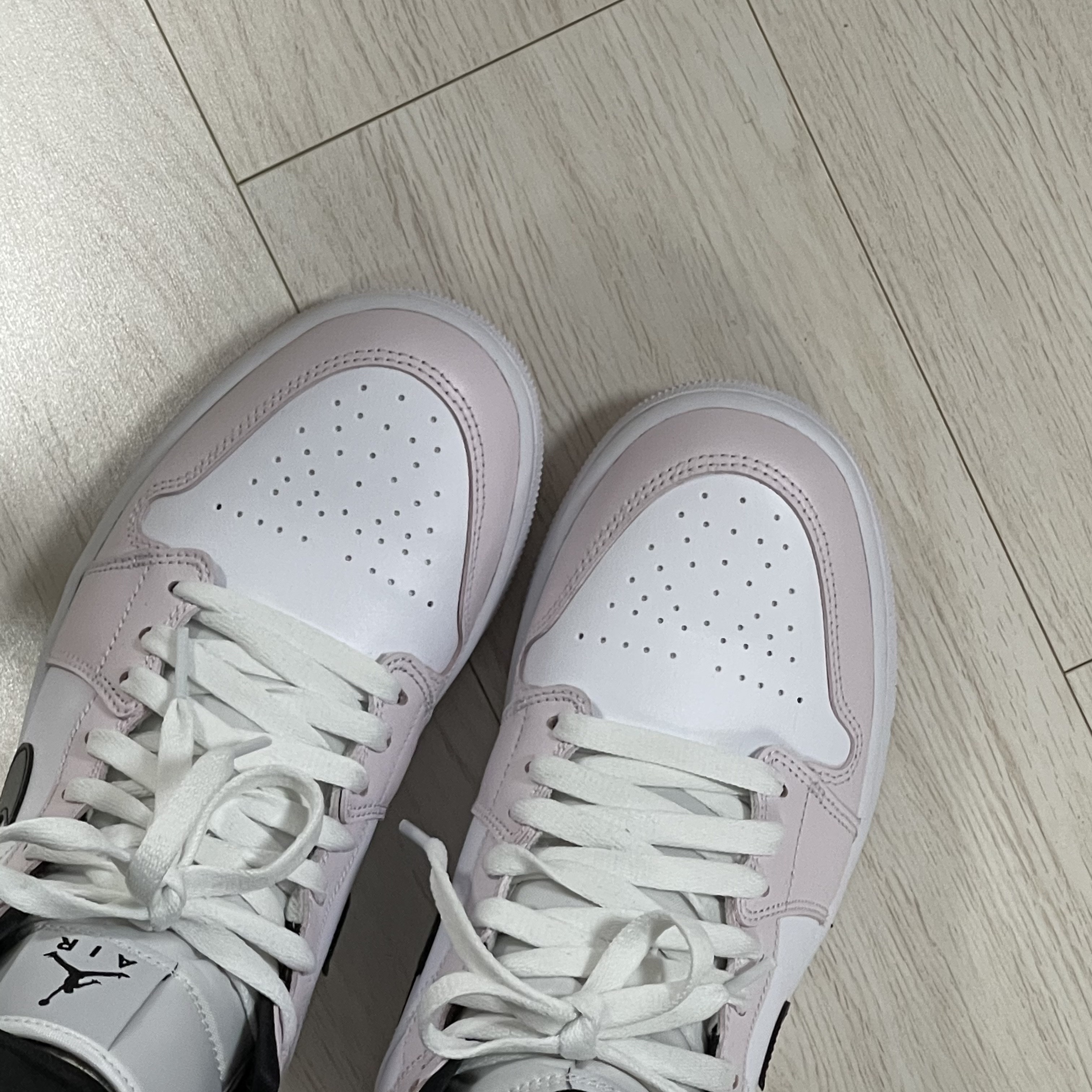 (W) Jordan 1 Mid Barely Rose 착용 스타일 - 3