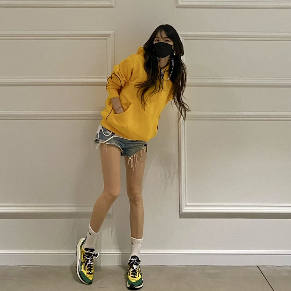 Nike x Sacai VaporWaffle Tour Yellow & Gorge Green Sail, Nike x Drake Nocta Essential Hoodie University Gold - Asia 착용 스타일 - 1