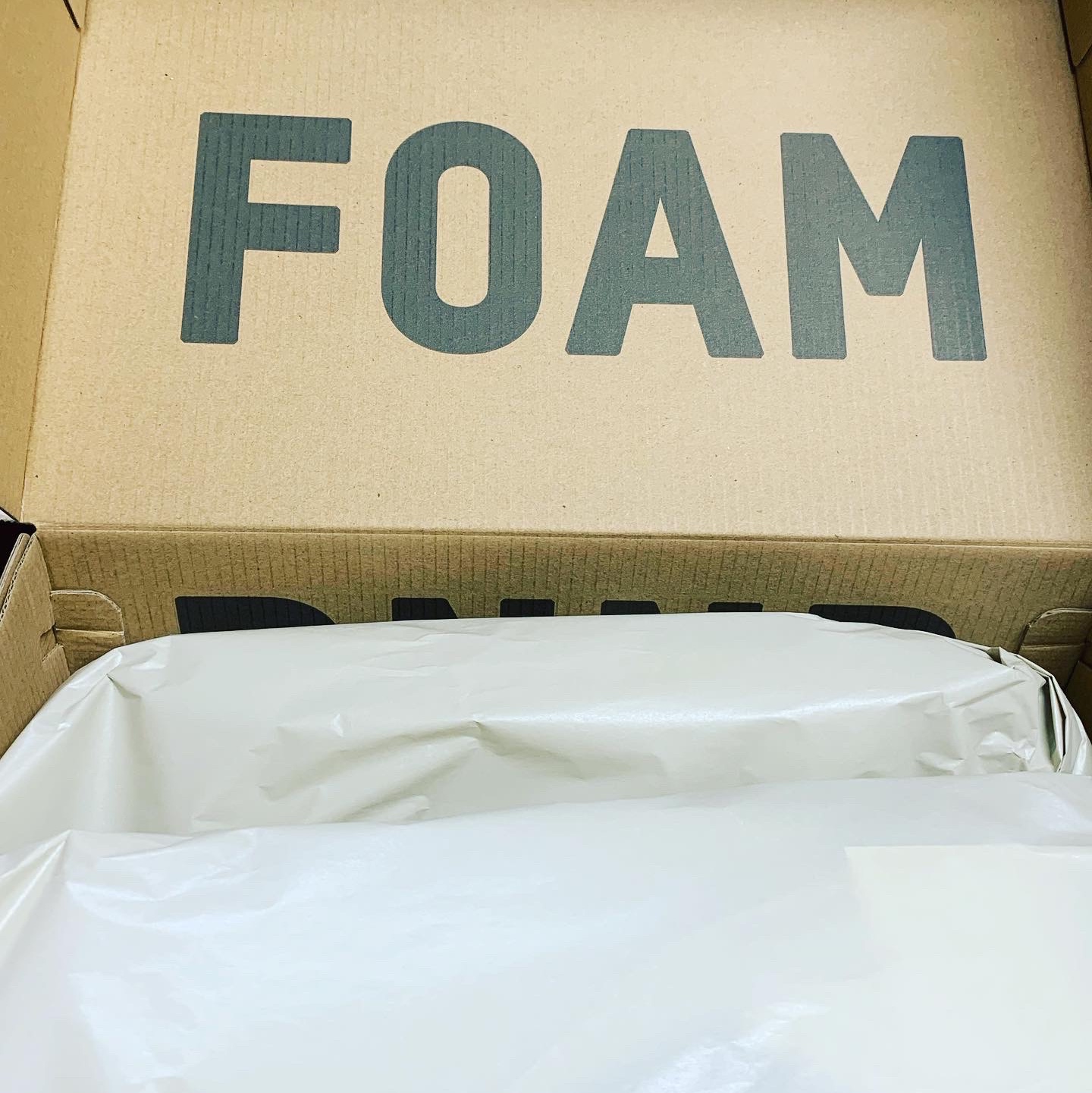 Adidas Yeezy Foam RNNR Mineral Blue 착용 스타일 - 2