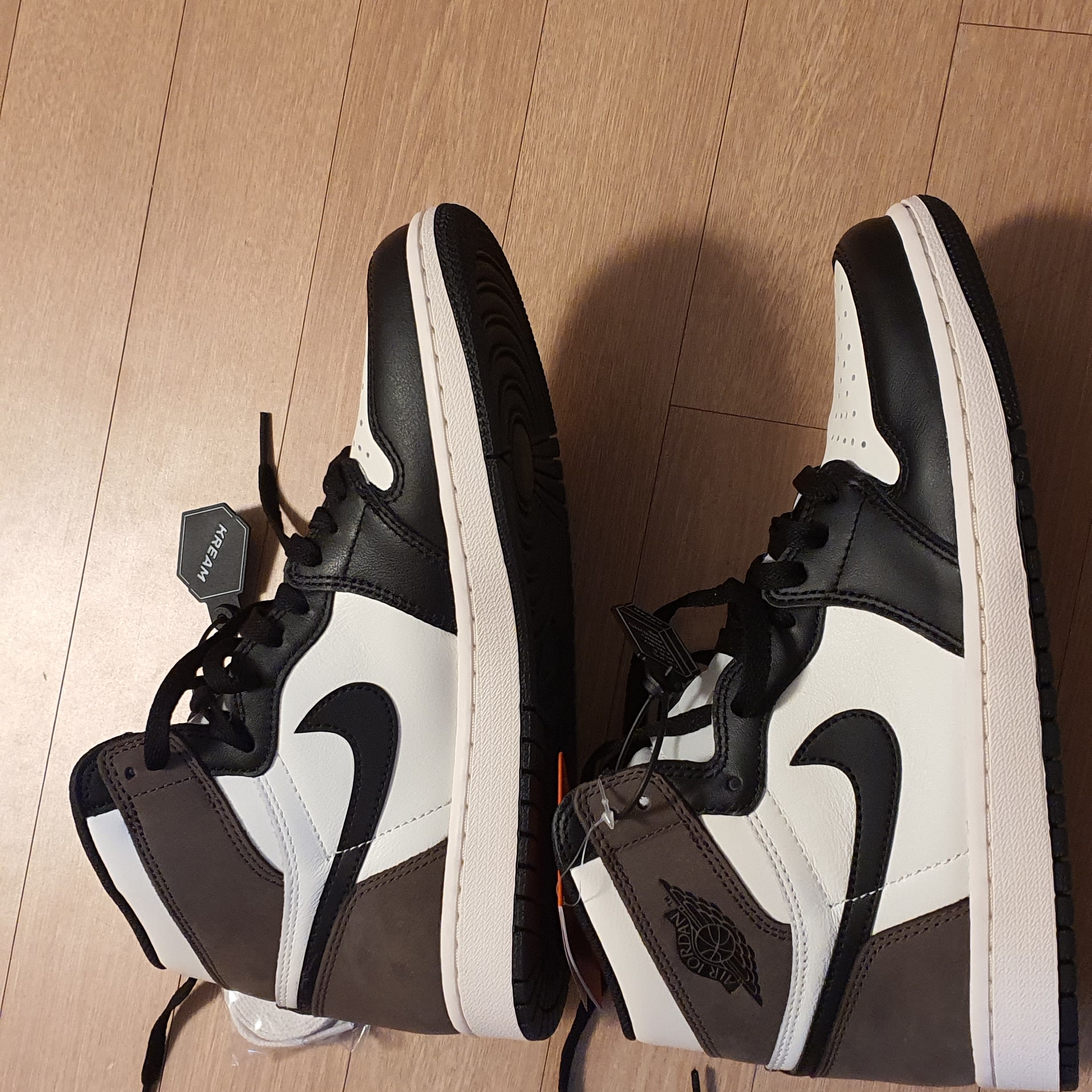 Jordan 1 Retro High OG Black Mocha 착용 스타일 - 1
