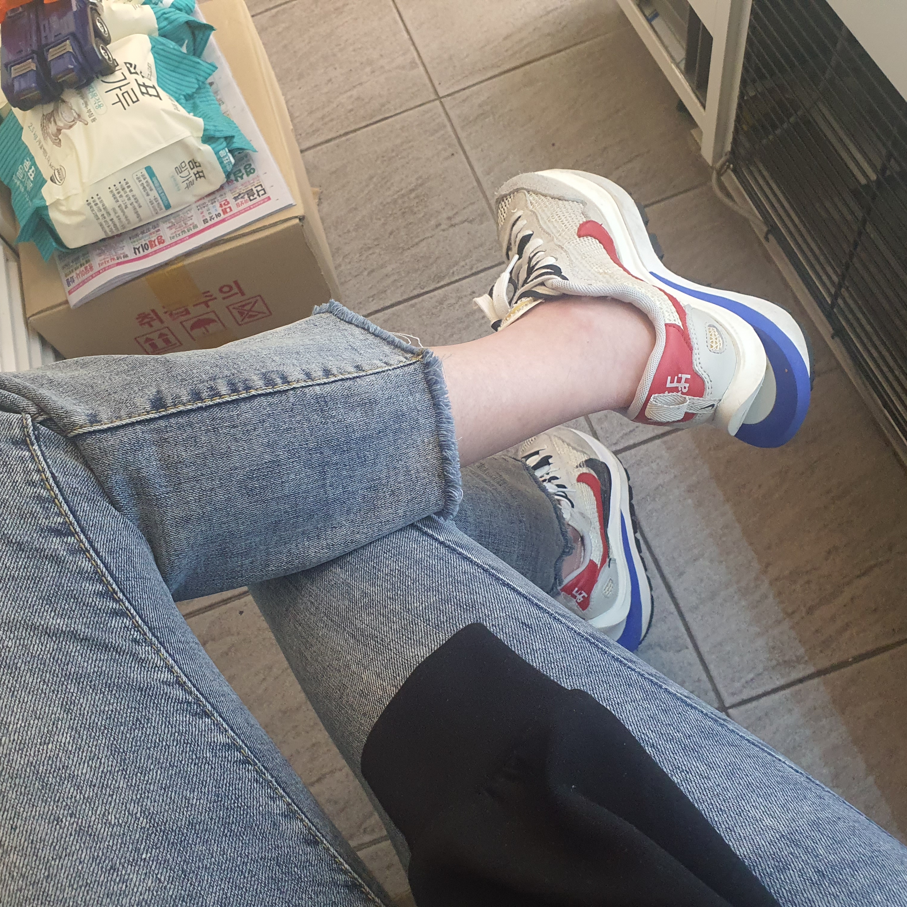 Nike x Sacai VaporWaffle Royal Fuchsia 착용 스타일