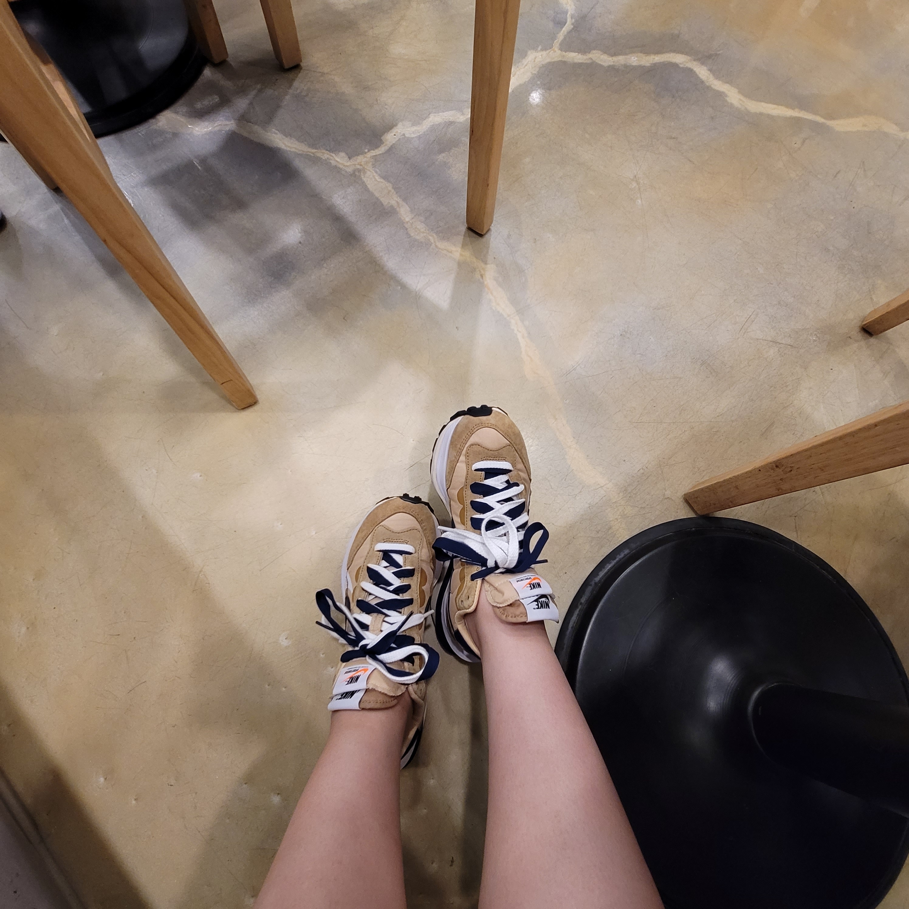 Nike x Sacai VaporWaffle Sesame and Blue Void 착용 스타일 - 2