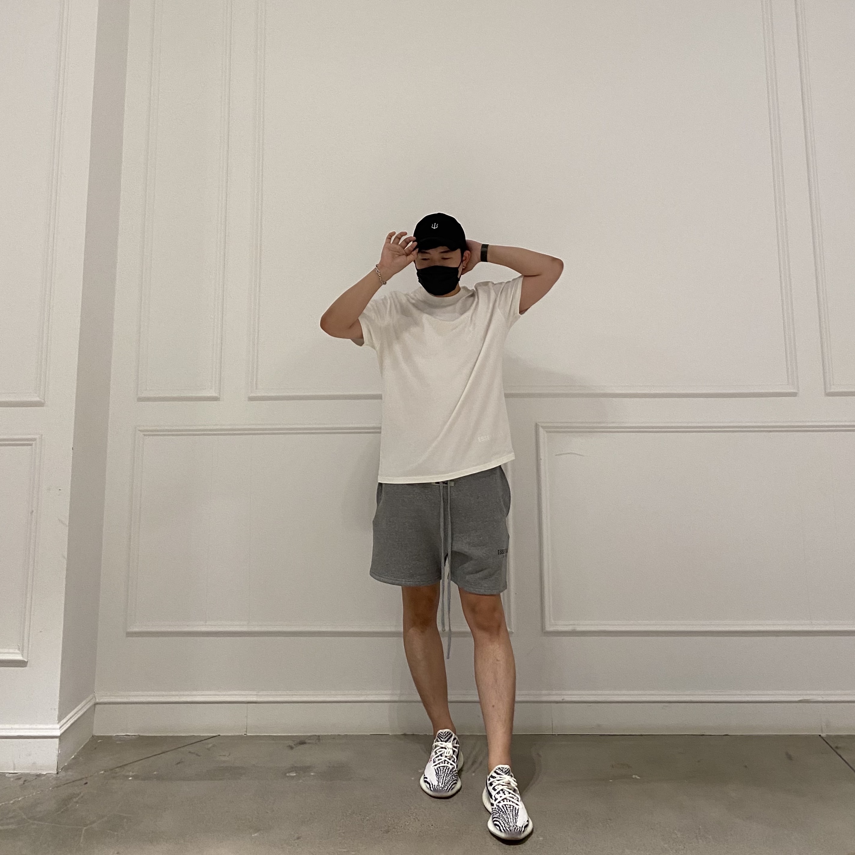 Adidas Yeezy Boost 350 V2 Zebra 2017/2019/2020, Essentials Fleece Shorts Cement - 20FW 착용 스타일