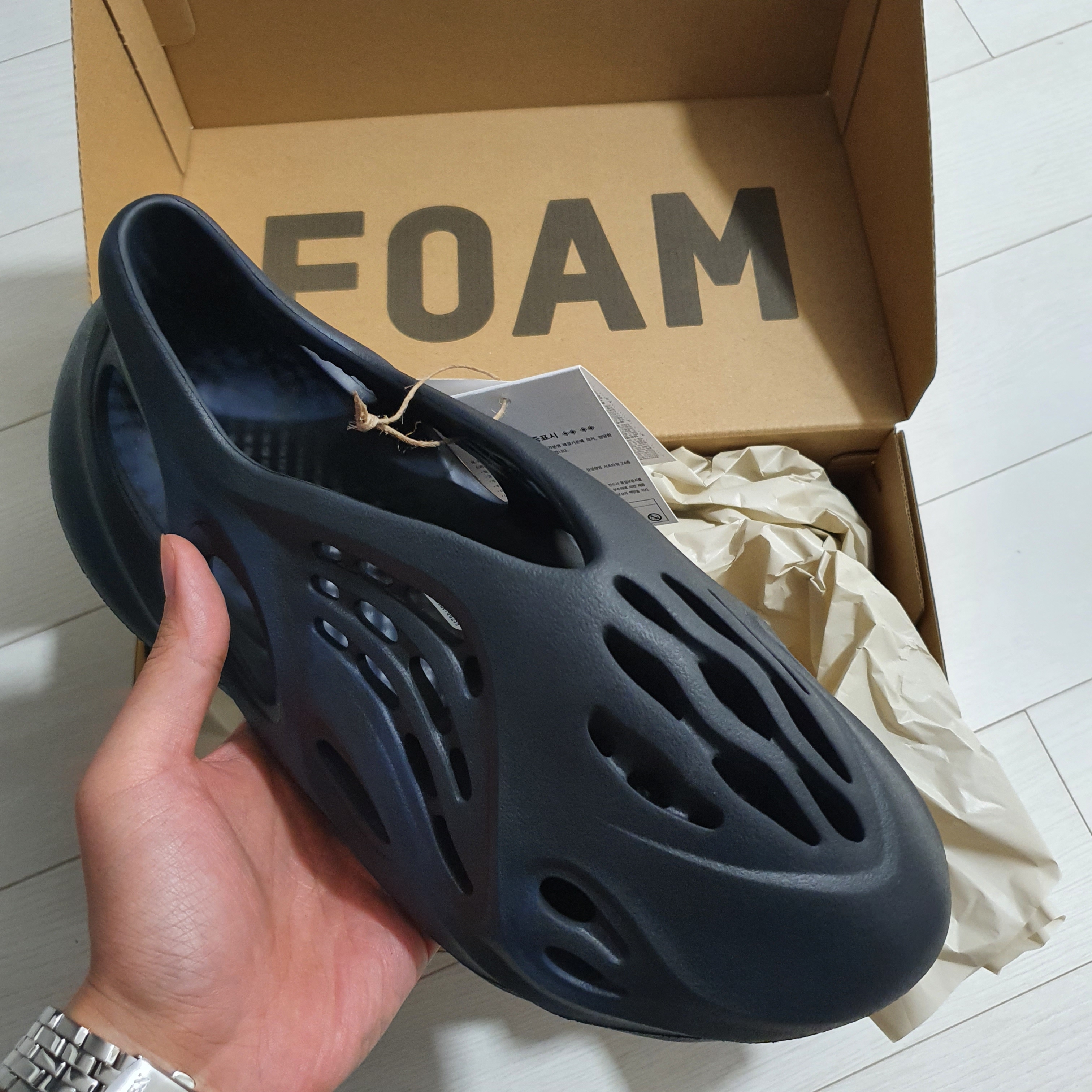 Adidas Yeezy Foam RNNR Mineral Blue 착용 스타일